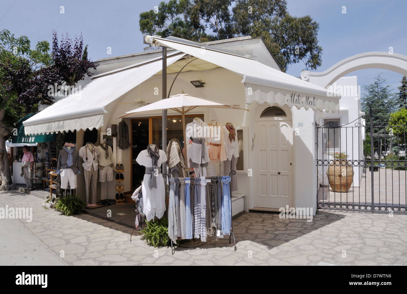 Tienda de ropa en Anacapri, en la isla de Capri Fotografía de stock - Alamy