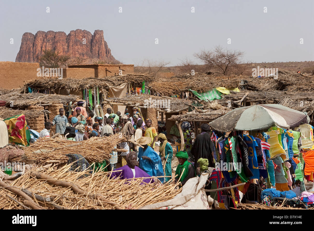 Mercado del pueblo dogón Symbi con asentamientos de nómadas Tuareg, Fula (Peuhl), Sonrai y pueblo Dogón, Malí Central Foto de stock