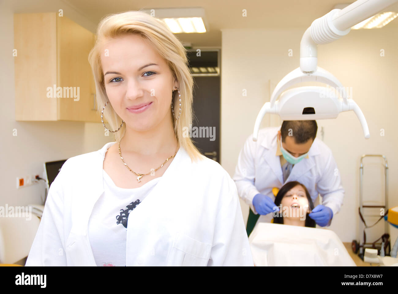 Un retrato de un asistente dental.un fondo médico curado Foto de stock