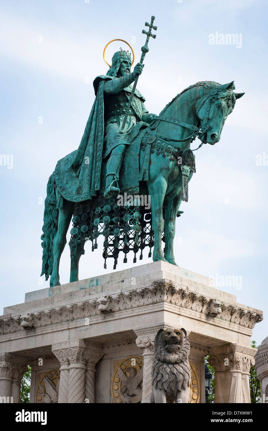 Budapest , Hungría , el Bastión de los pescadores, la estatua de bronce de escultura St santo rey Esteban 1 de 7 tribus magiares coronado 1,000/1 AD Foto de stock