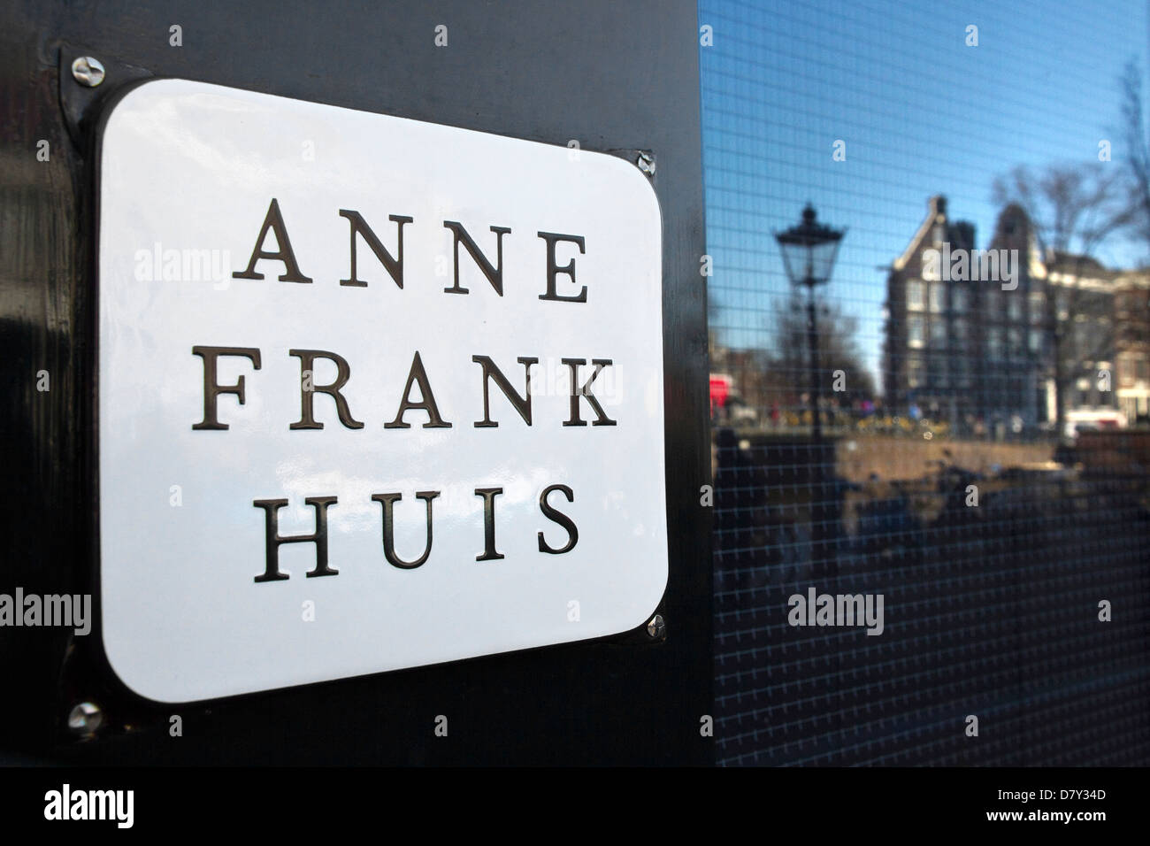 Nombre la placa en la pared y reflexiones en la ventana de la casa de Anne Frank, Prinsengracht, Amsterdam, Países Bajos Foto de stock