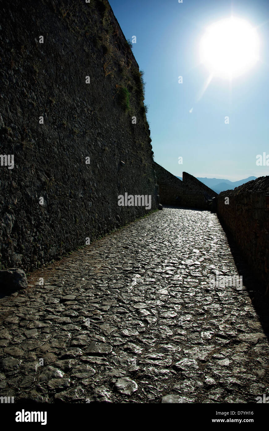 El detalle de las sombras de la fortaleza medieval, con paredes de piedra y  entrada contra el azul claro del cielo en un día soleado de verano  Fotografía de stock - Alamy
