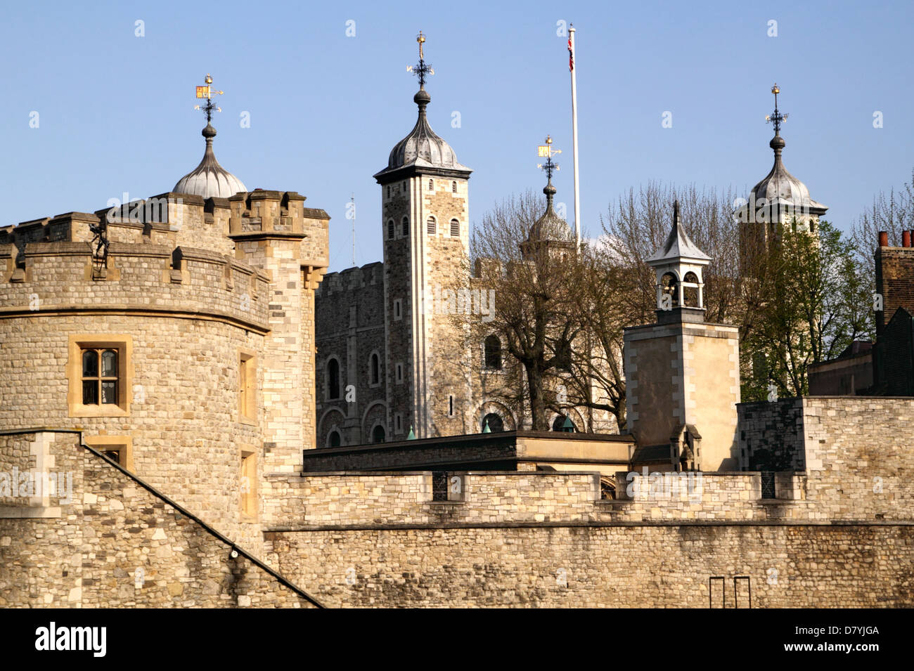 Las paredes de la Torre de Londres, la Torre Blanca en segundo plano. Foto de stock