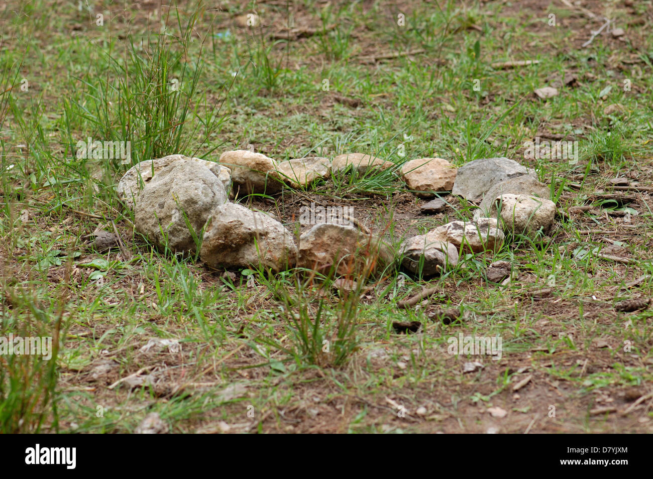 Círculo de piedra en un bosque. Naturaleza abstracta de fondo. Foto de stock