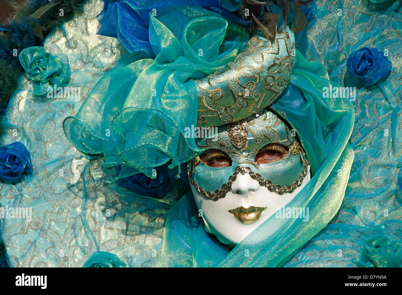 Máscara De Oro Tradicional Carnaval Veneciano. Venecia, Italia Europa  Fotos, retratos, imágenes y fotografía de archivo libres de derecho. Image  46859733