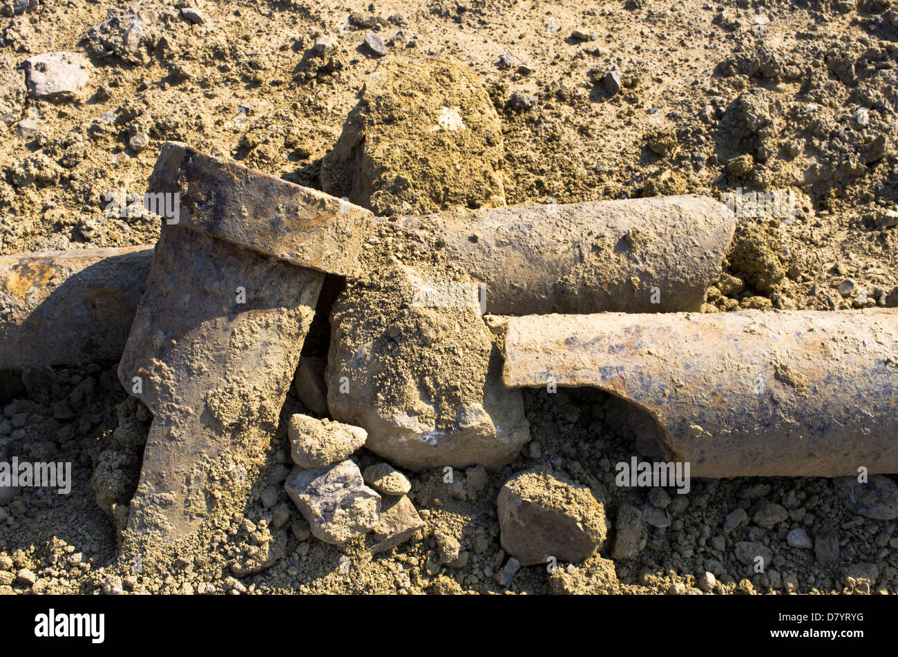 Tubería de hierro fundido roto antiguos desenterrados en un sitio de construcción Foto de stock