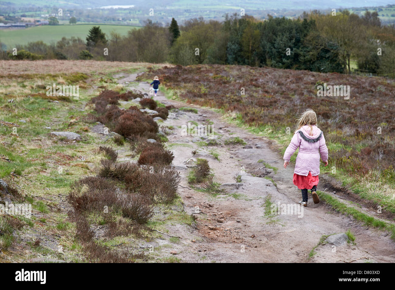 Los niños disfrutan de un día fuera a jugar y explorar en la campiña de Cheshire, Reino Unido Foto de stock