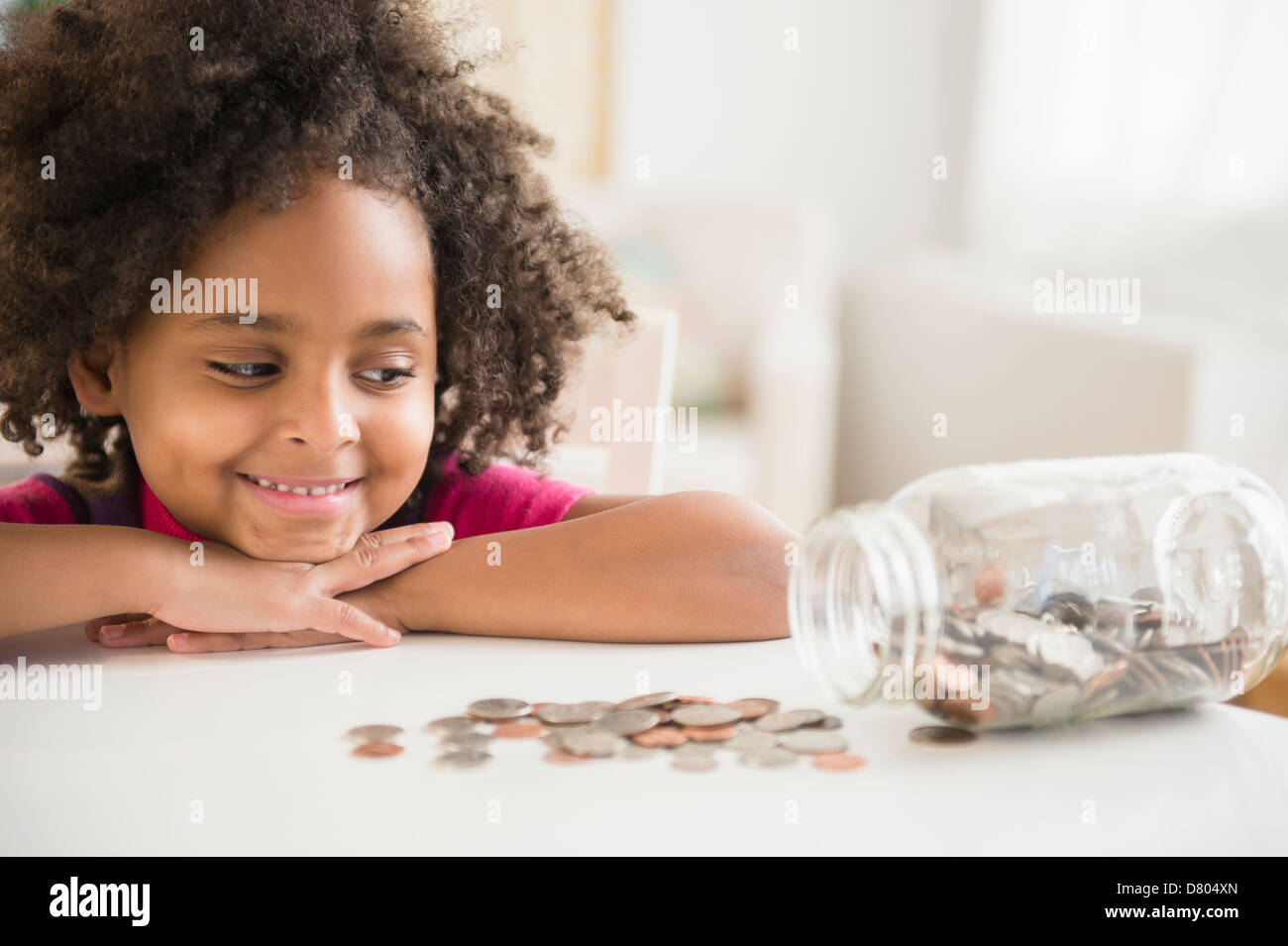 African American Girl contando el cambio en jar Foto de stock