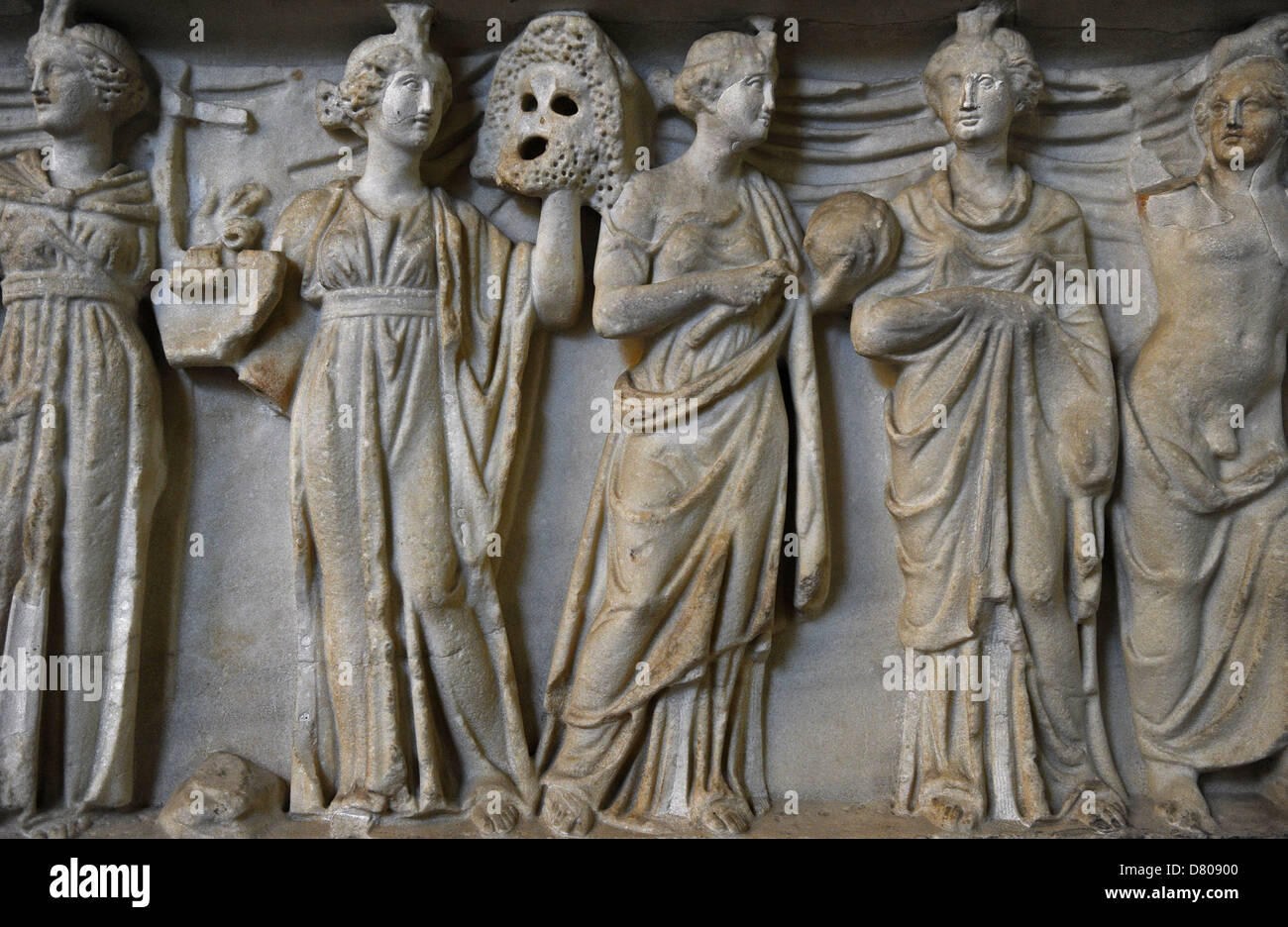 Sarcófago romano. Alrededor de 180 AD. La diosa Atenea, dios Apolo y las nueve musas. Relieves. Glyptothek. Munich. Alemania. Foto de stock