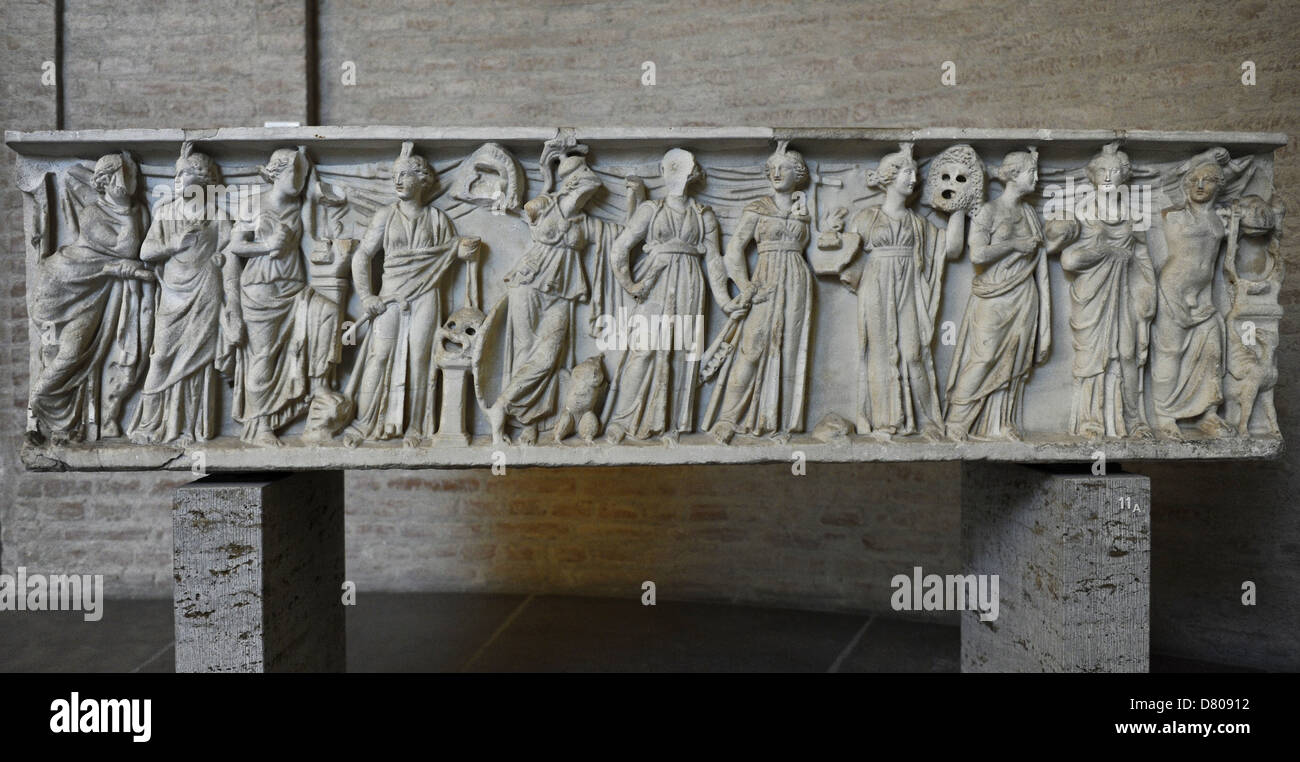 Sarcófago romano. Alrededor de 180 AD. La diosa Atenea, dios Apolo y las nueve musas. Relieves. Glyptothek. Munich. Alemania. Foto de stock