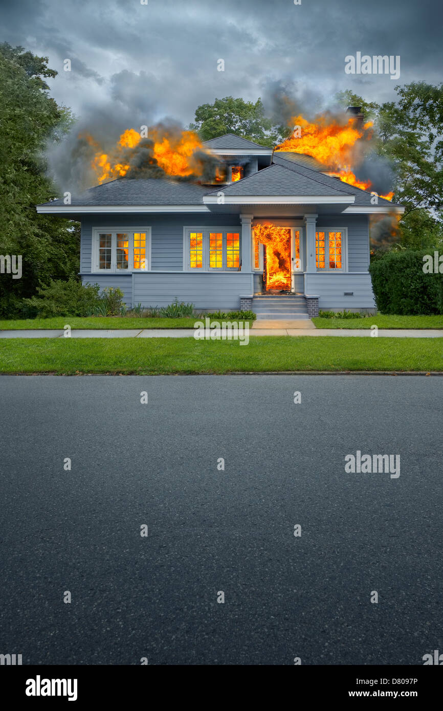 Casa en llamas en la calle suburbana Foto de stock
