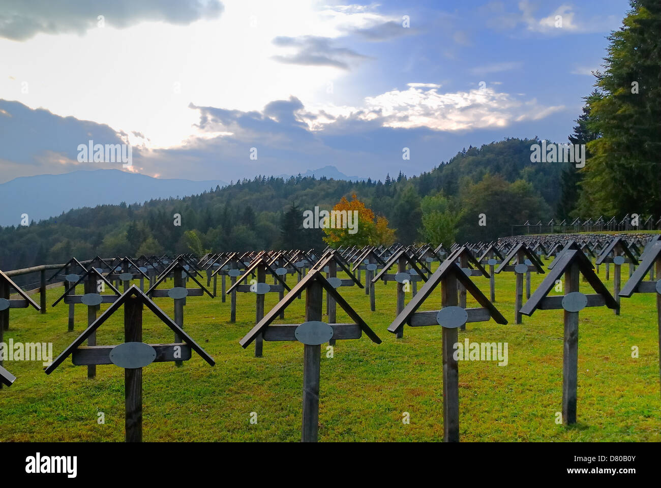 La primera guerra mundial. Trentino Alto Adige, Italia: el cementerio de guerra austríaco Slaghenaufi.El cementerio en el cercano lago Lavarone. Foto de stock