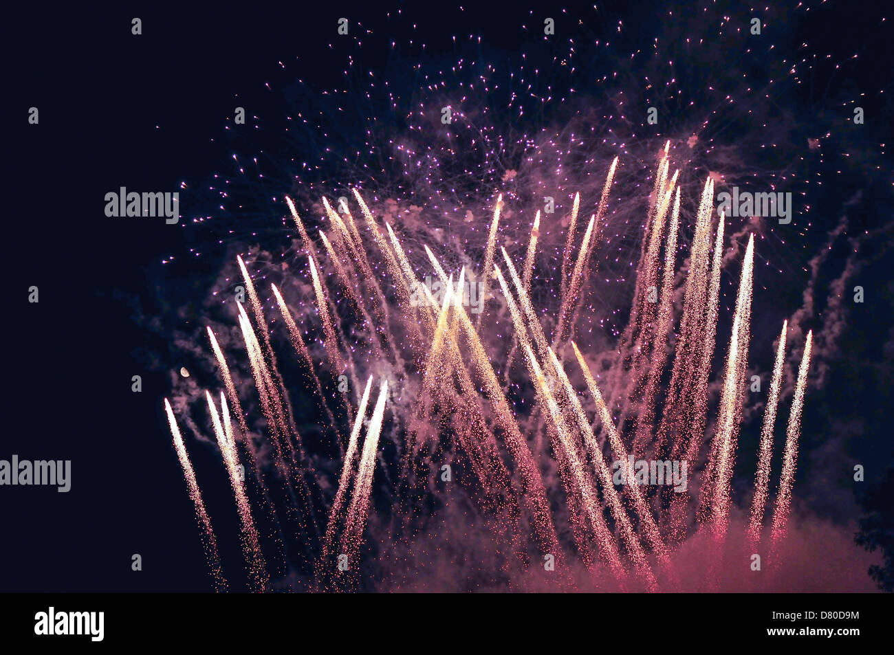 Rosa fondo de Fireworks Foto de stock