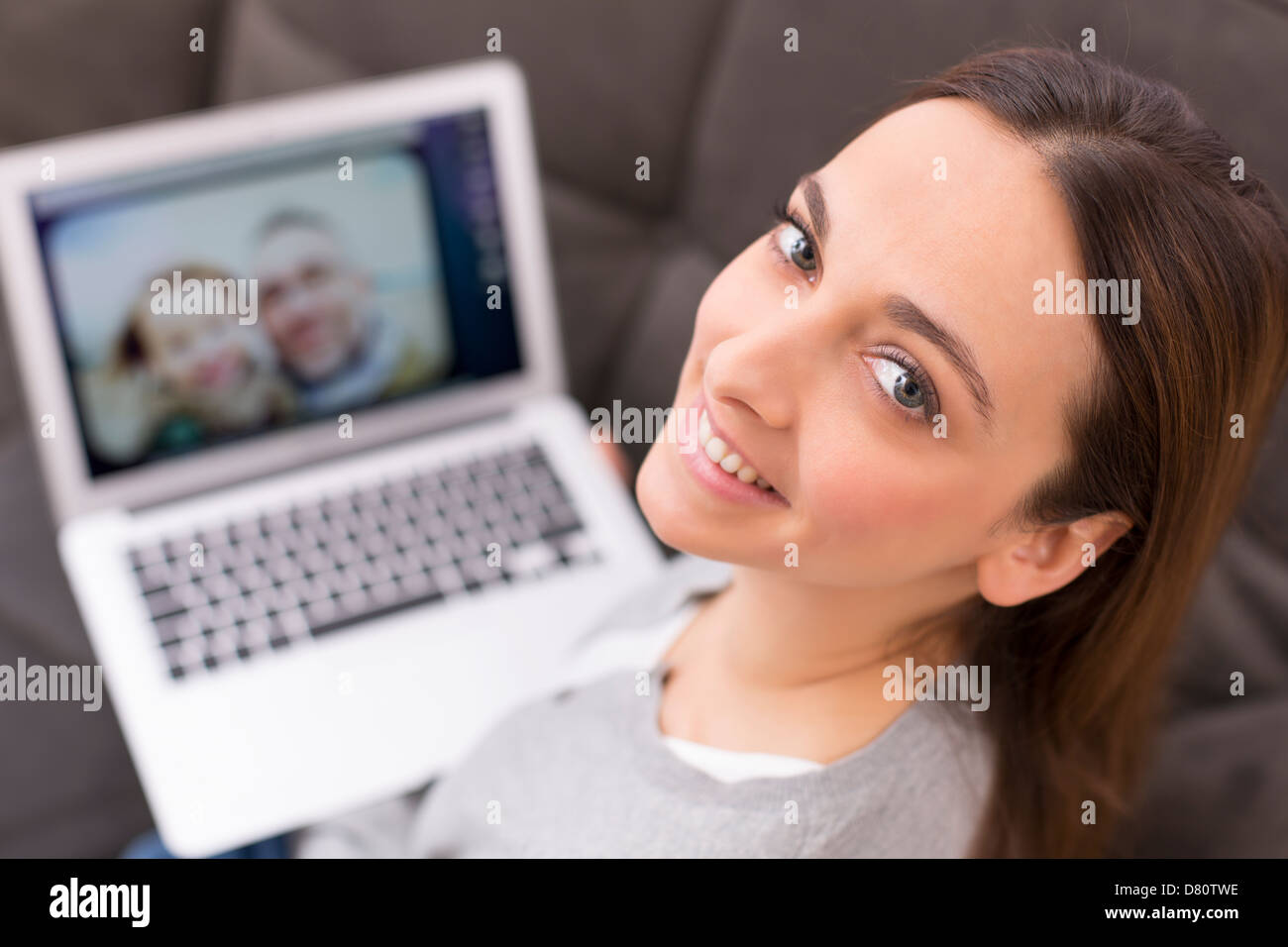 Mujer mirando las imágenes en su ordenador Foto de stock