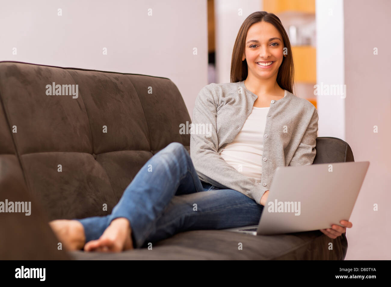 Mujer sonriente teletrabajo desde casa Foto de stock