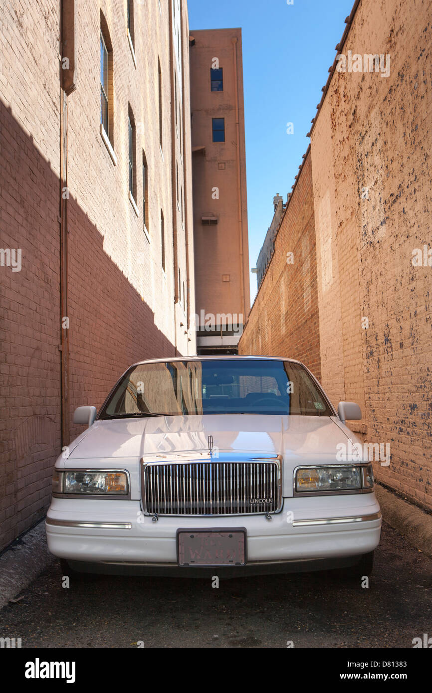 Una limusina estacionado en una calle estrecha en Jackson, Mississippi, EE.UU. Foto de stock