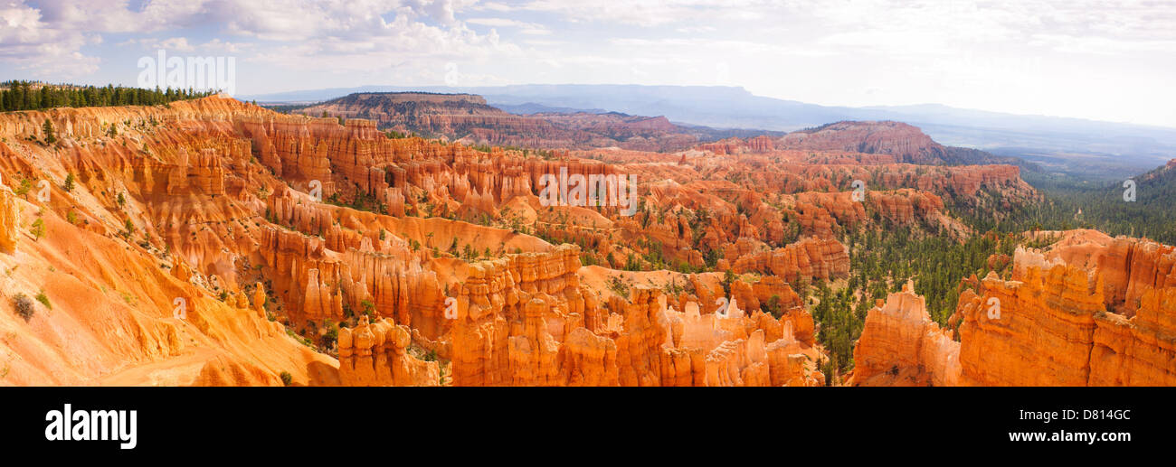 Vista panorámica de la zona llamada el anfiteatro en el Parque Nacional de Bryce Canyon, Utah, EE.UU. Foto de stock