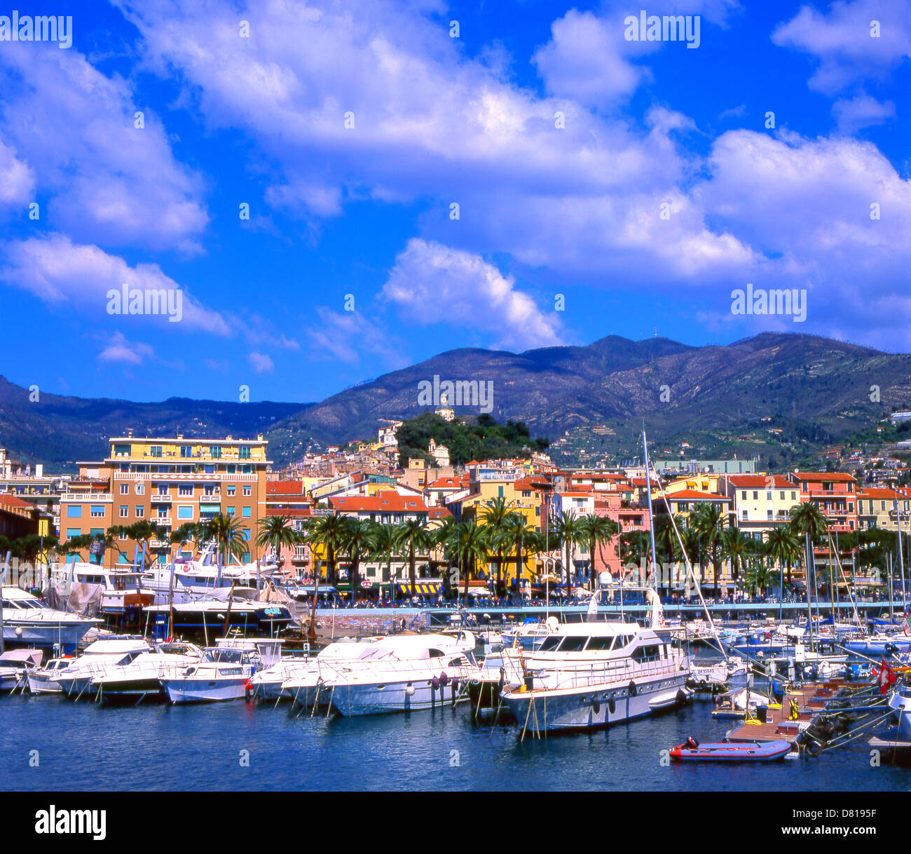 Puerto de San Remo (Porto Vecchio di San Remo) de San Remo, Liguria, Italia Foto de stock