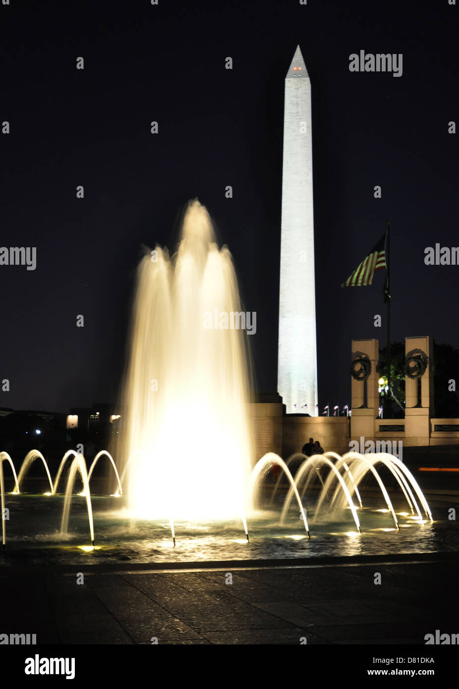 El Memorial de la Segunda Guerra Mundial iluminadas en la noche. Monumentos Nacionales de Washington se ve en el fondo. Foto de stock