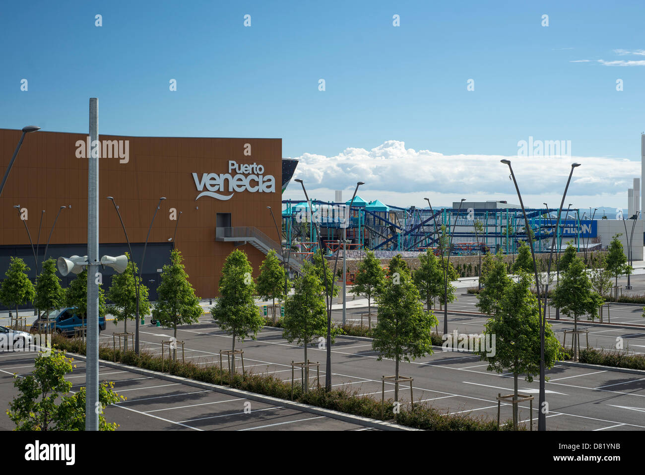 Vistas del centro comercial Puerto Venecia en Zaragoza, España, el mayor  centro comercial de 200.000 metros cuadrados Fotografía de stock - Alamy