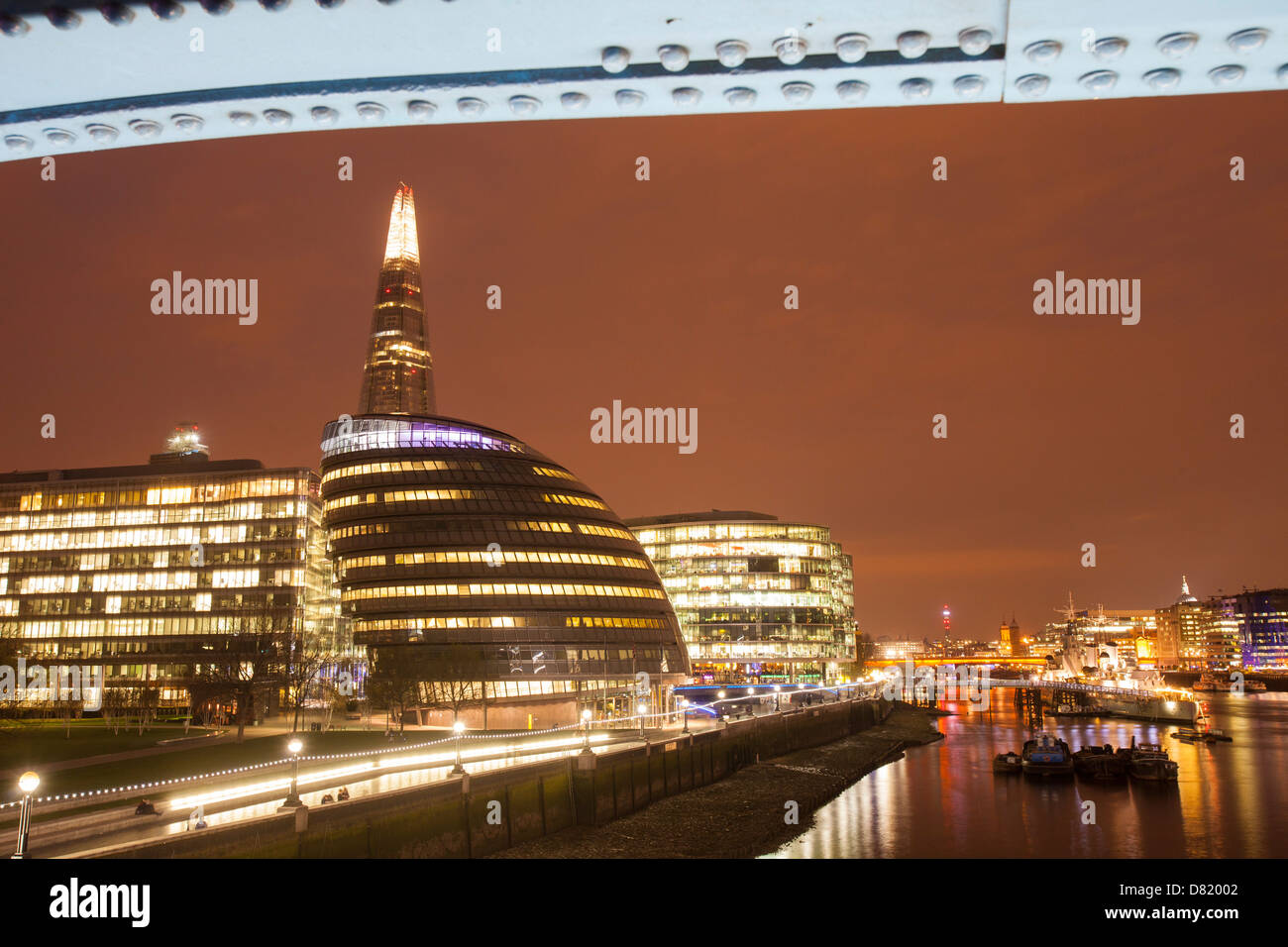 El Shard y el Ayuntamiento de el puente de la Torre de Londres en la noche, Reino Unido. Foto de stock