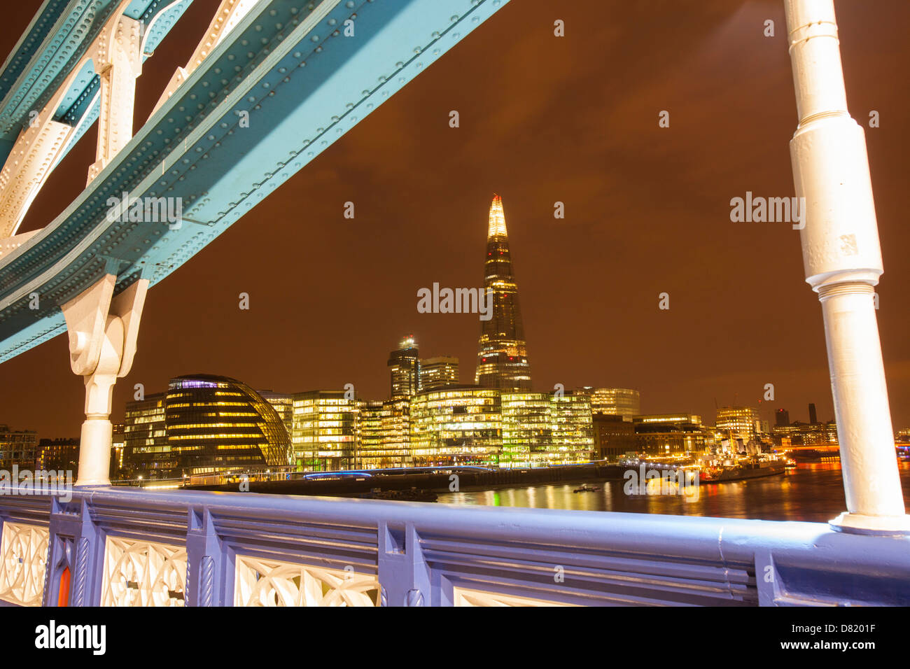 El Shard y el Ayuntamiento de el puente de la Torre de Londres en la noche, Reino Unido. Foto de stock