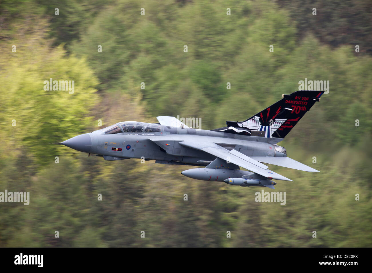 RAF 617 'Dambusters' Squadron GR4un tornado jet que volaba a lo largo del valle de Derwent en Derbyshire, para conmemorar el 70º aniversario Foto de stock