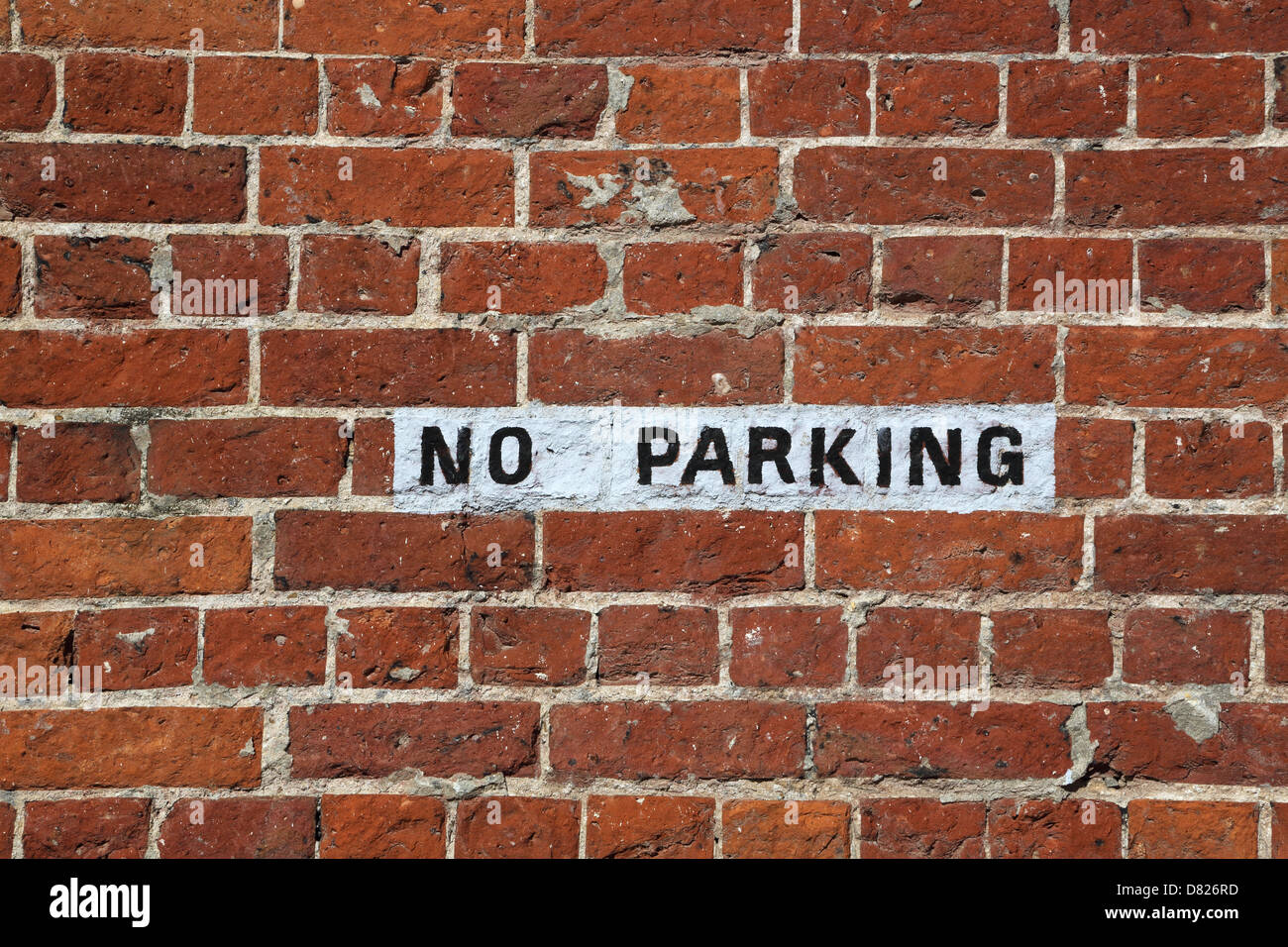 No hay señal de estacionamiento pintada sobre una pared de ladrillos Foto de stock