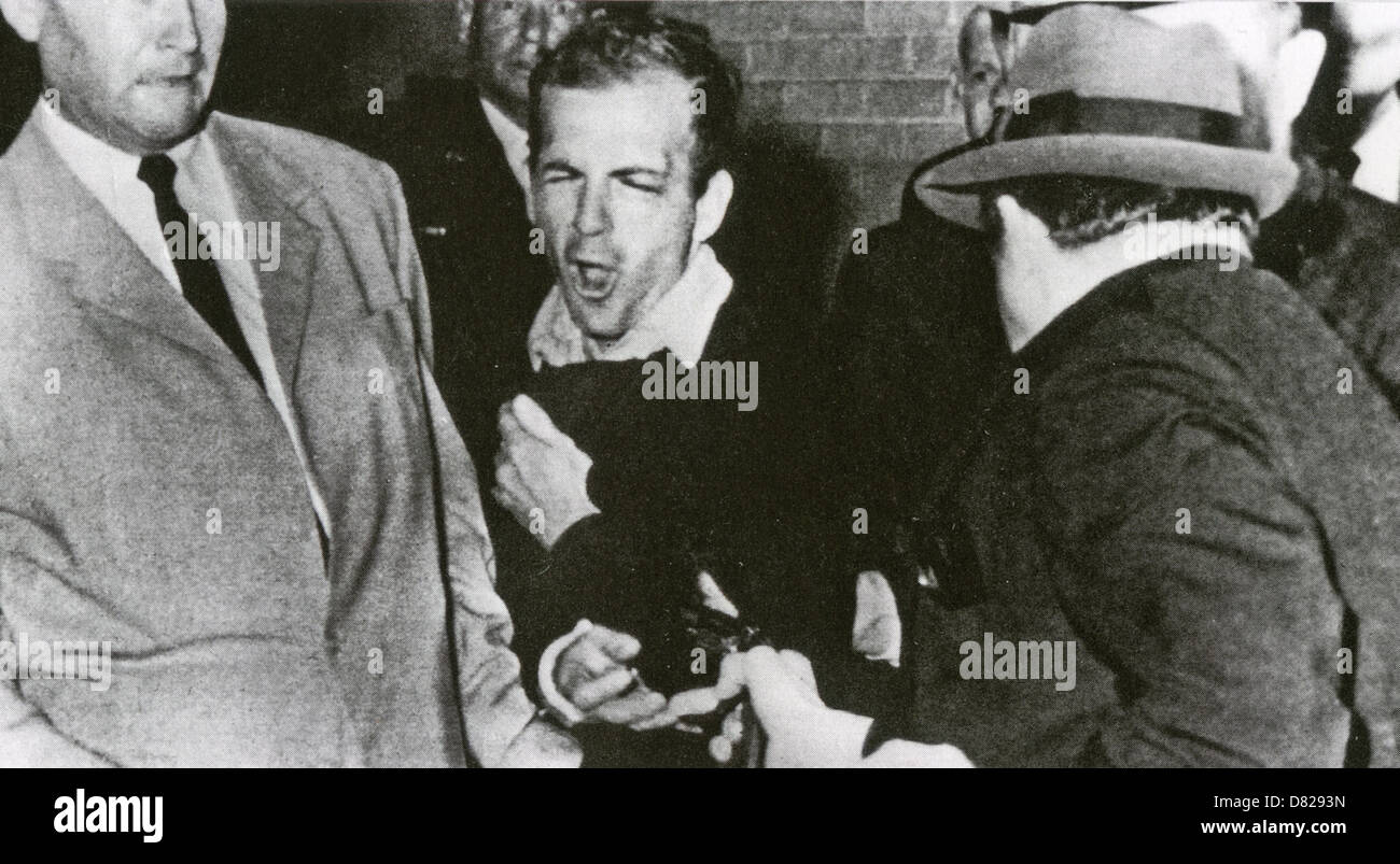 LEE Harvey Oswald (1939-1963), es asesinado por Jack Ruby en el sótano del cuartel general de la Policía de Dallas, el 24 de noviembre de 1963. Foto de stock