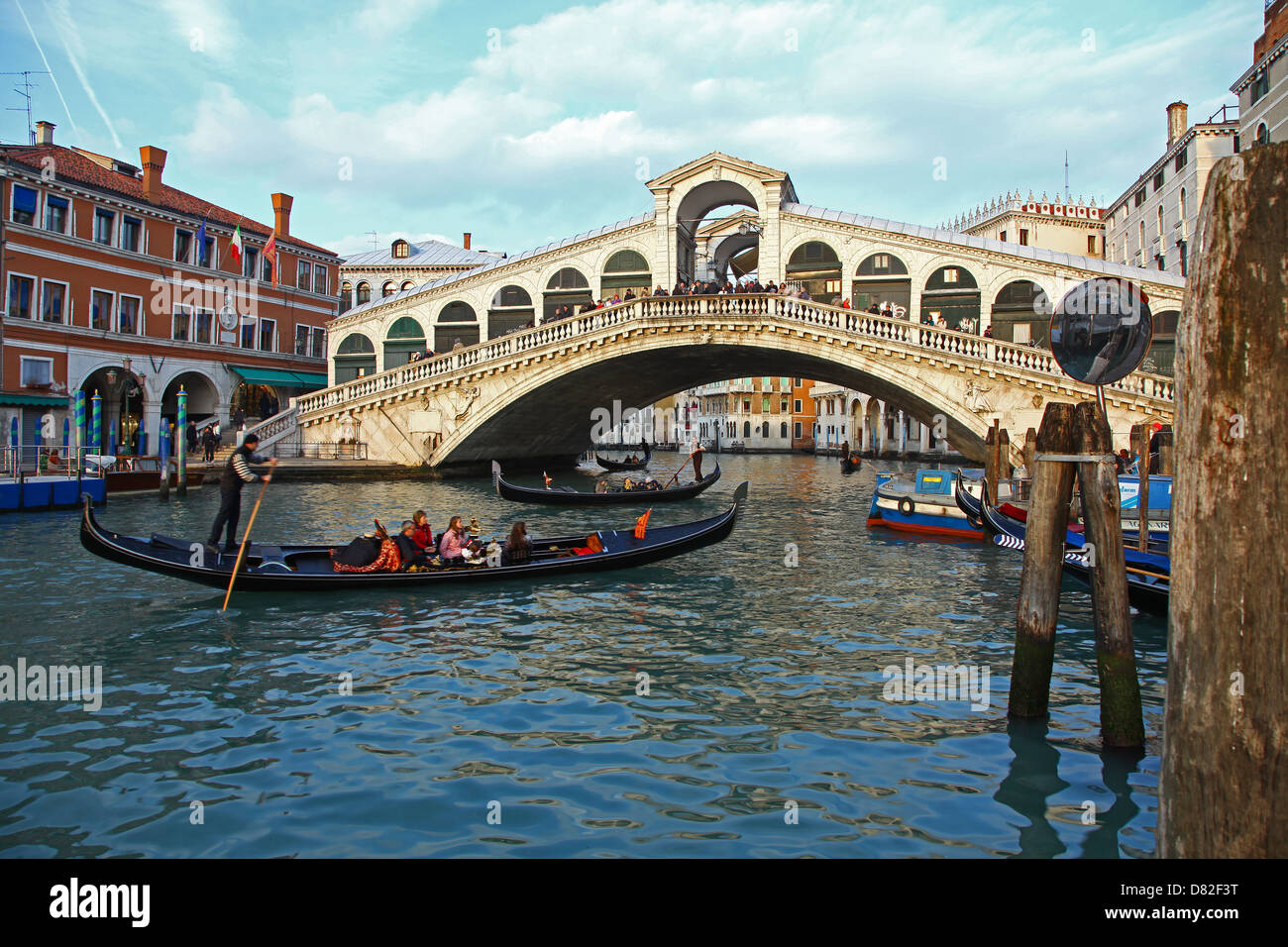 El Puente de Rialto Grand Canal Venecia Italia y góndola. Foto de stock