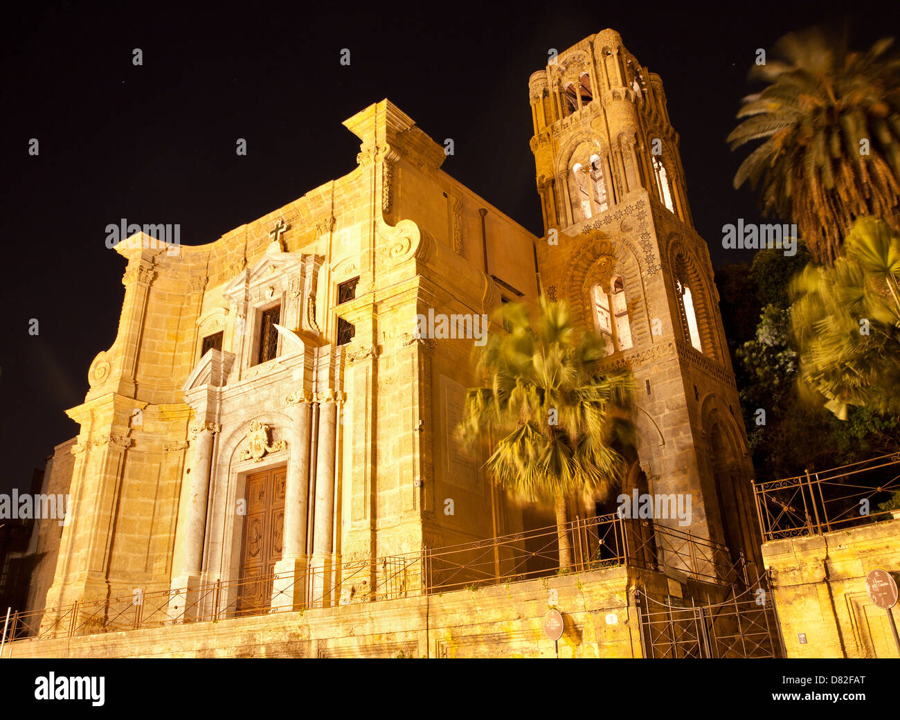 Palermo - Santa Maria dell'Ammiraglio o la Martorana durante la noche Foto de stock