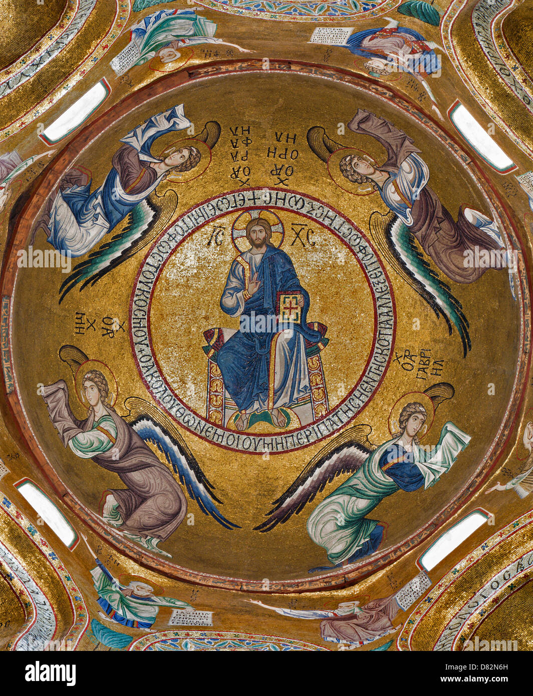 PALERMO - Abril 8: Mosaico de Jesucristo de la cúpula de la iglesia de Santa Maria dell'Ammiraglio Foto de stock