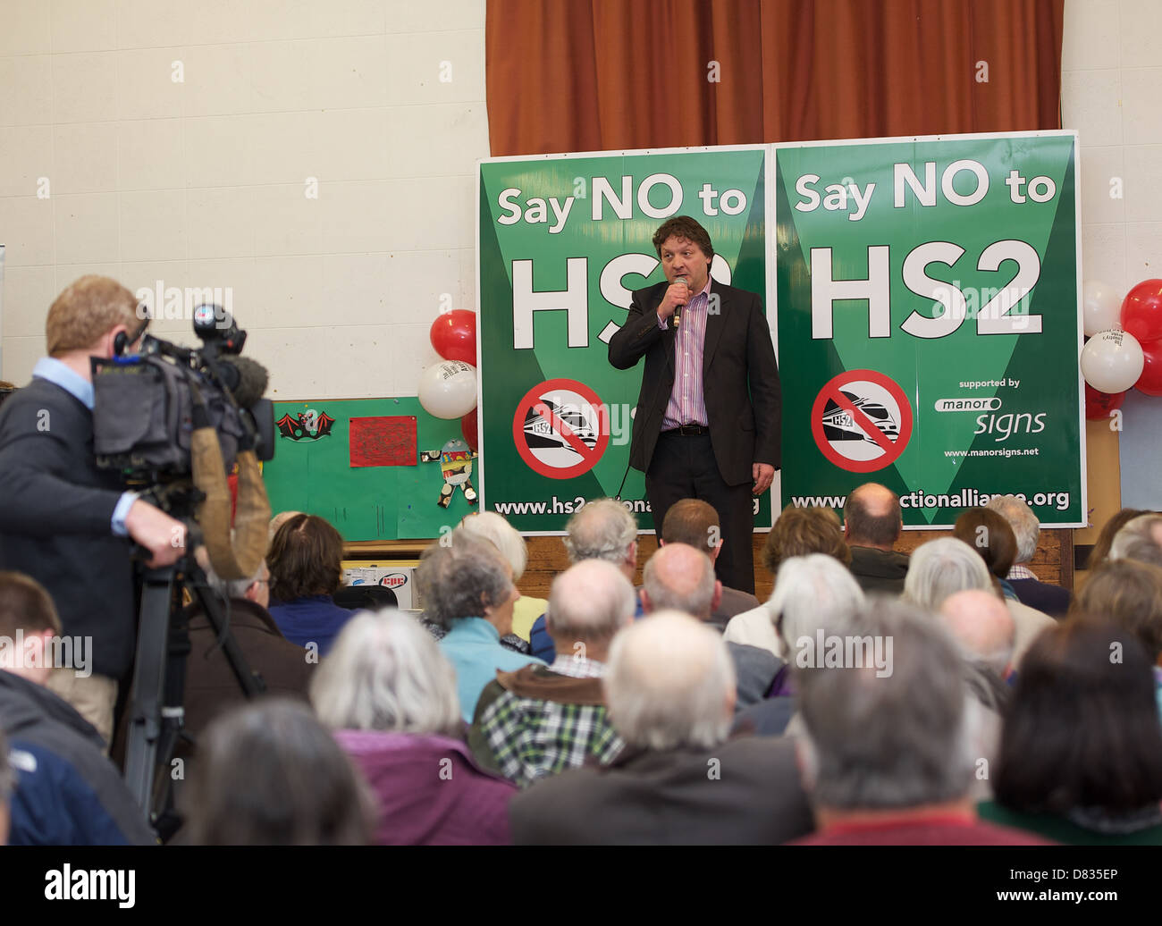 Concejal Seb Berry decir no al HS2 reunión pública en Great Missenden, Buckinghamshire, Inglaterra. El tren de alta velocidad Foto de stock