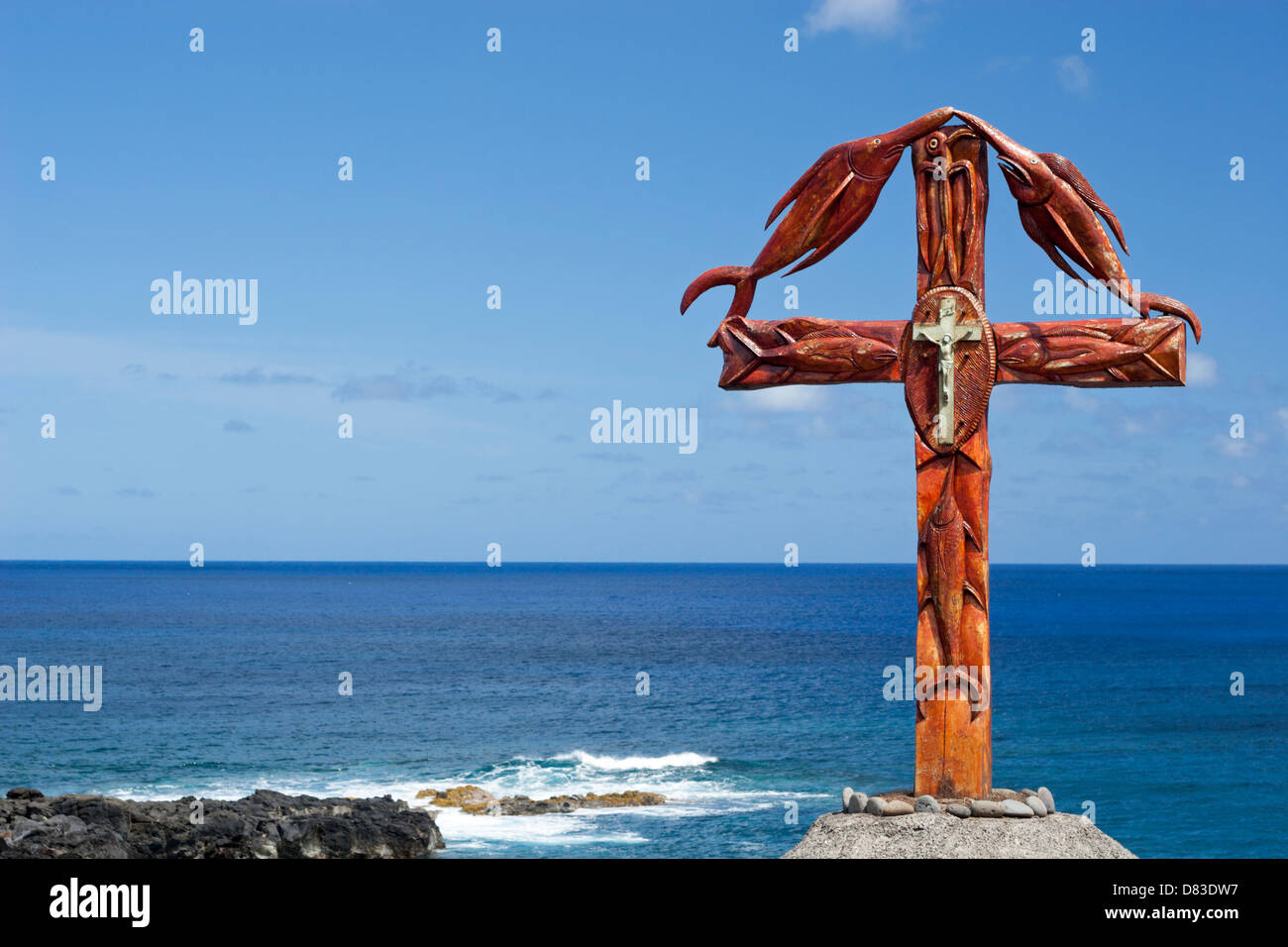 Monumento a los pescadores, una cruz cristiana de madera decorada con peces tallados en la costa de la Isla de Pascua Foto de stock