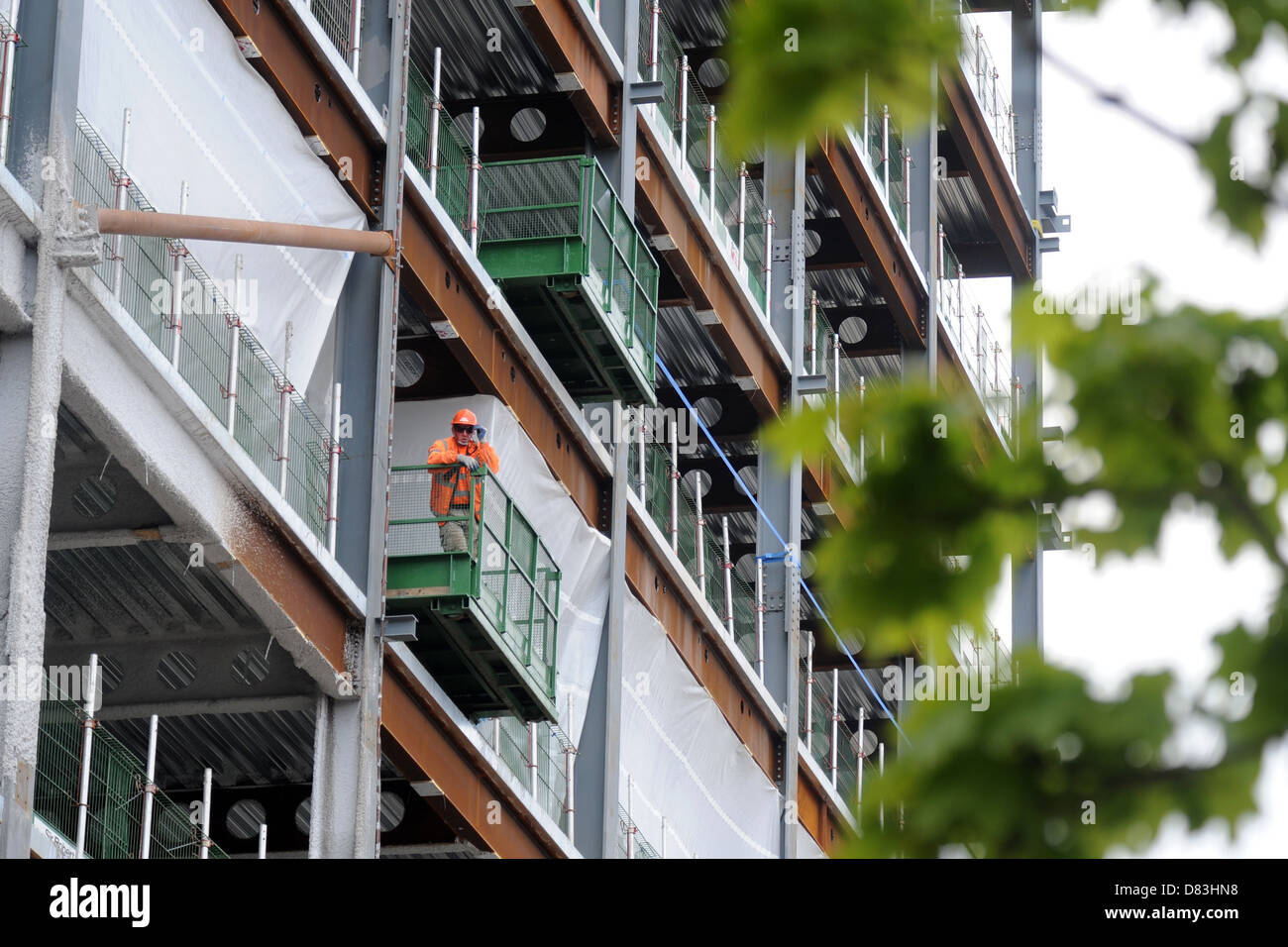 Mira un obrero de la construcción del nuevo edificio de Almirante en Cardiff. Foto de stock