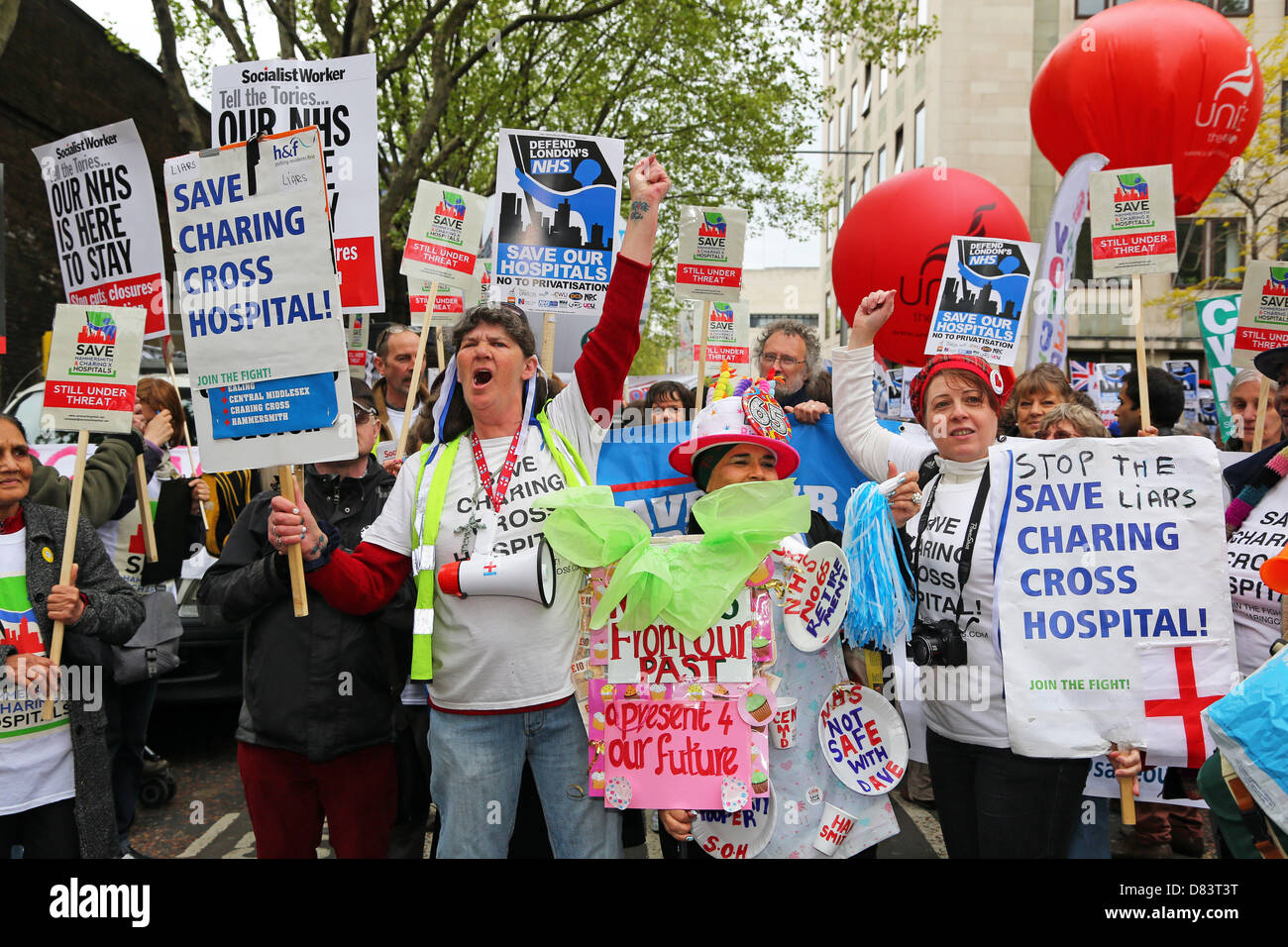 Londres, Reino Unido. El 18 de mayo de 2013. Los manifestantes apoyando el Servicio Nacional de Salud en contra de los recortes en la defensa del NHS de Londres, Londres, Inglaterra Demostración Crédito: Paul Brown / Alamy Live News Foto de stock