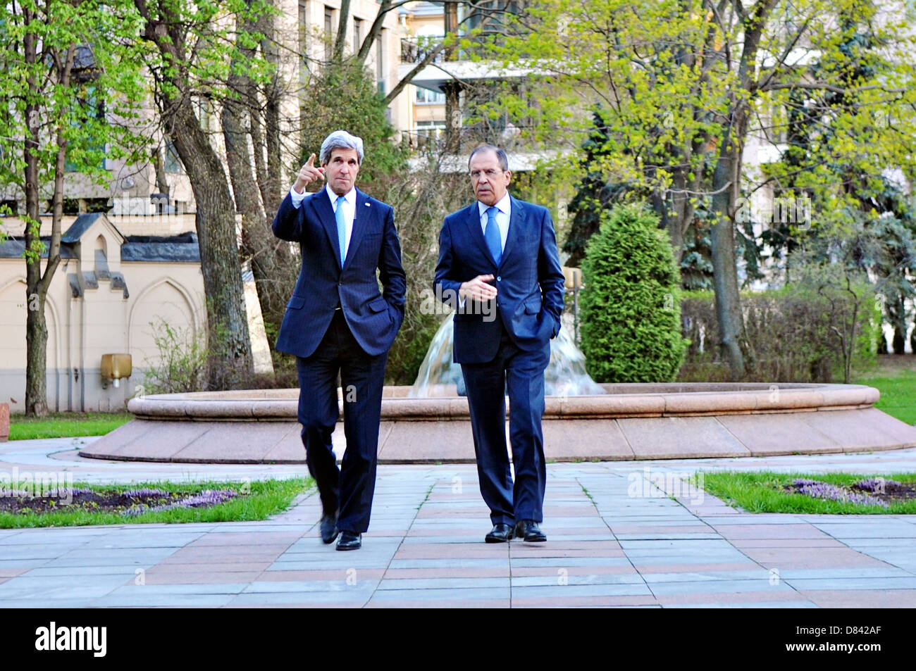 La Secretaria de Estado de Estados Unidos, John Kerry camina con el ministro ruso de Asuntos Exteriores, Serguéi Lavrov, en el patio del ministerio ruso de Asuntos Exteriores Guesthouse Osobnyak Mayo 7, 2013 en Moscú, Rusia. Foto de stock