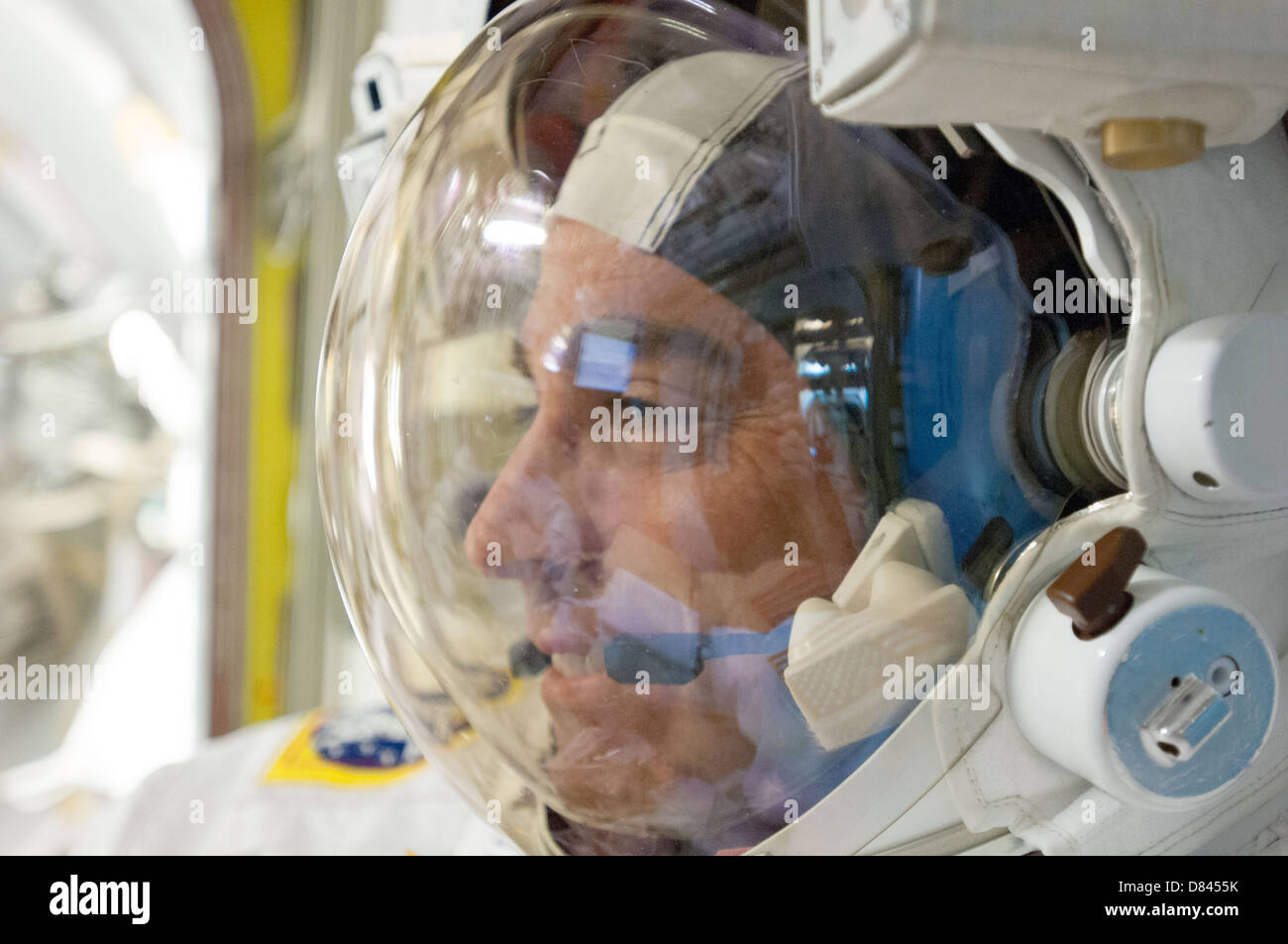 35 Expedición de la Estación Espacial Internacional El astronauta Chris Cassidy en el interior de la esclusa de aire Quest antes de realizar una caminata espacial para inspeccionar y sustituir una caja del controlador de la bomba en la Estación Espacial Internacional está muy lejos del puerto con fugas de refrigerante de amoniaco truss May 11, 2013. Dos astronautas de la NASA tomó parte en las 5 horas, 30 minutos de caminata espacial y reparó correctamente la fuga. Foto de stock