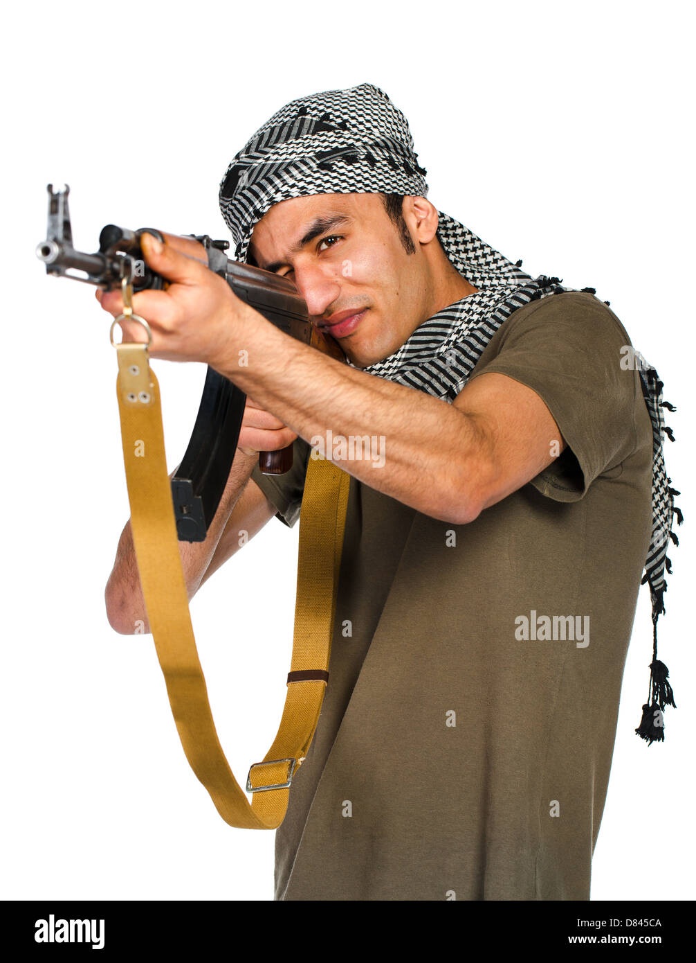 Nacionalidad árabe terrorista en traje de camuflaje y keffiyeh con pistola  automática sobre fondo blanco con reflejo Fotografía de stock - Alamy