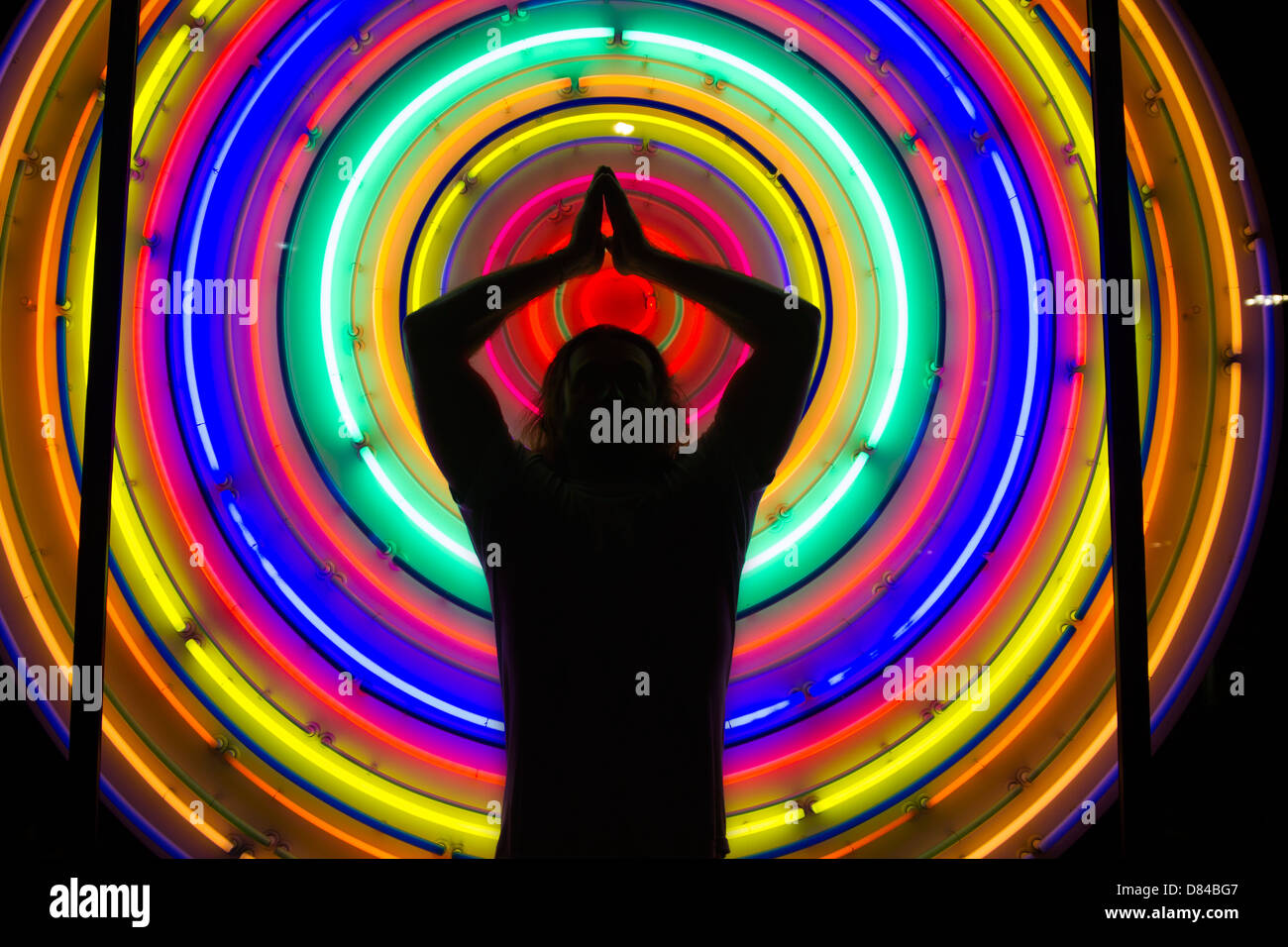 Silueta de un hombre en frente de las luces de neón Fotografía de stock -  Alamy