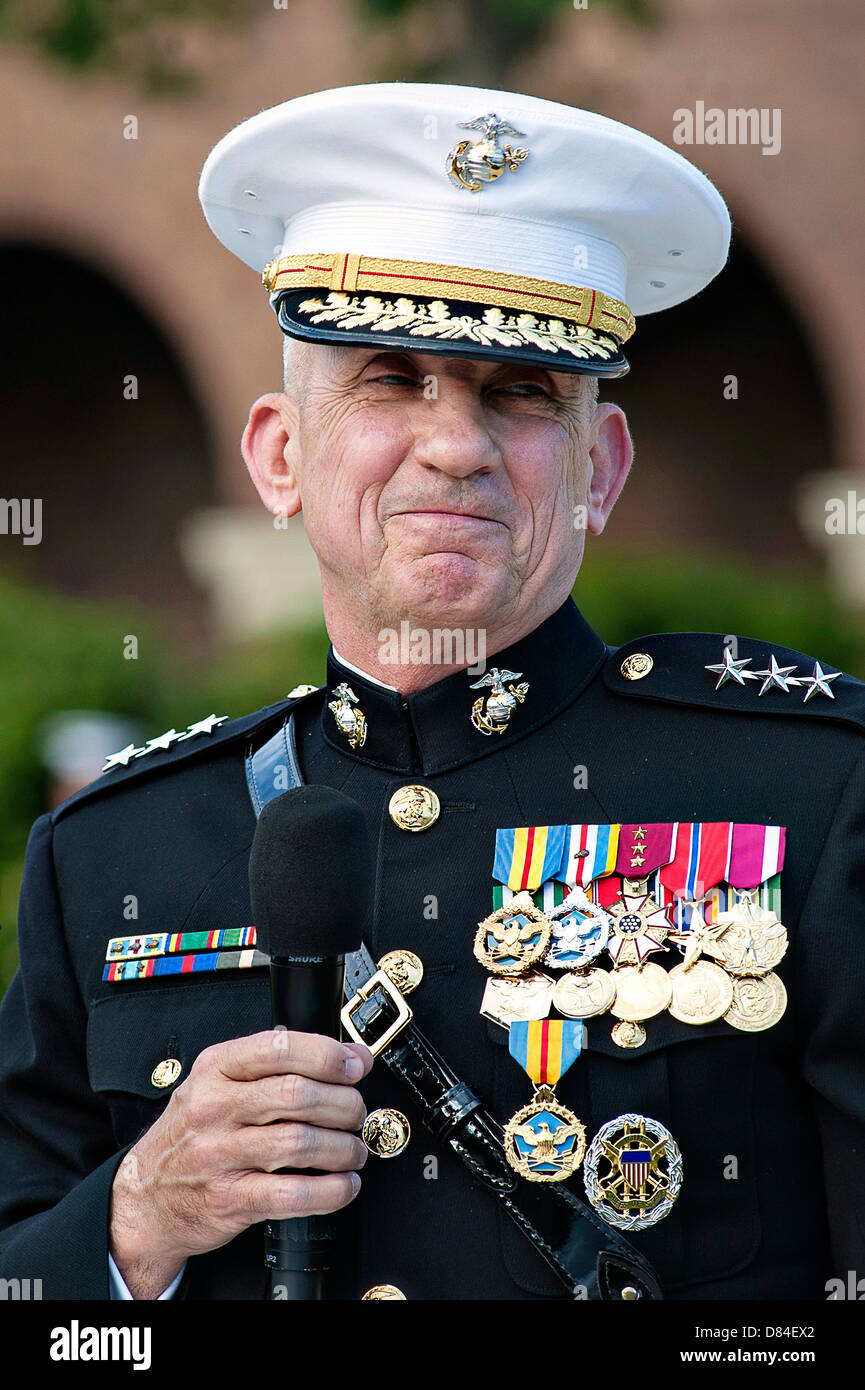 US Marine Corps El Teniente General George Flynn, ex director de desarrollo  de la Fuerza Conjunta, sonrisas y ofrecer comentarios al público durante la  ceremonia de su retiro el 9 de mayo