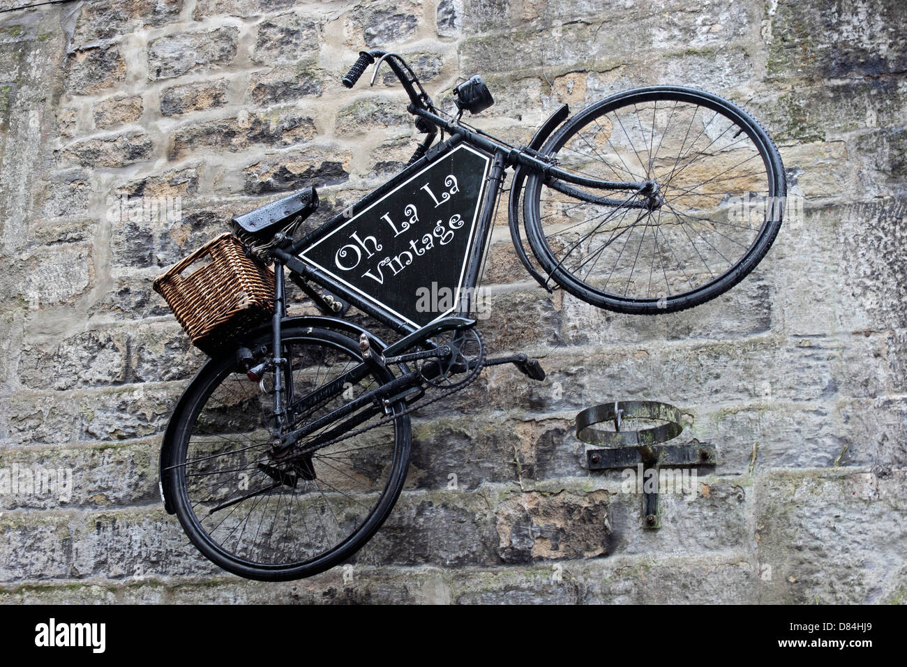 Haworth 40's Weekend vintage bicicleta colgada en la pared de piedra de Oh la la tienda Foto de stock
