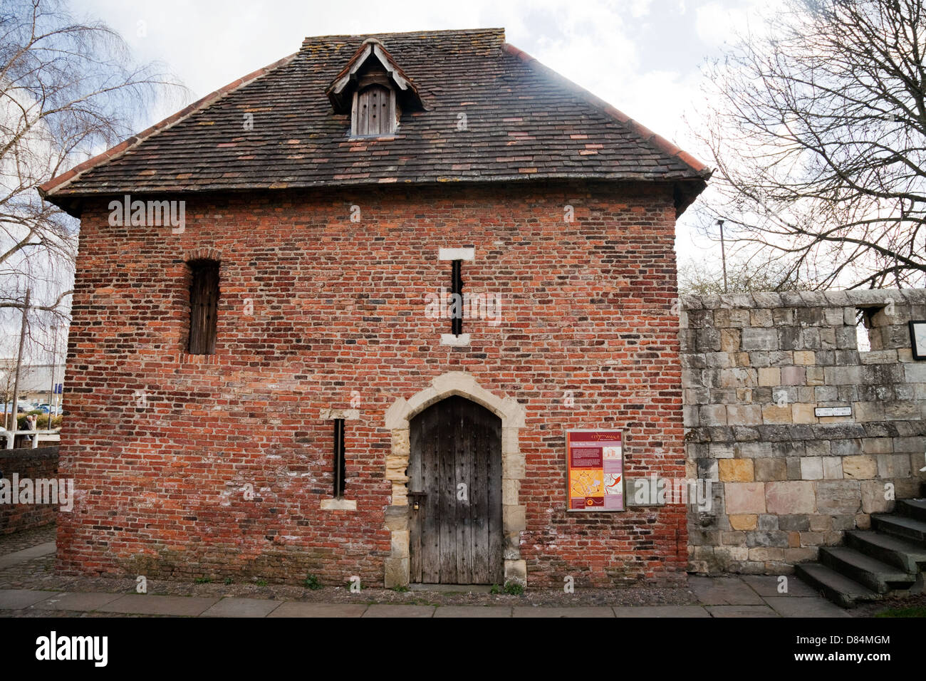 El siglo XV construido en ladrillo Torre Roja, parte de las antiguas murallas de la ciudad, York, Yorkshire, Inglaterra Foto de stock