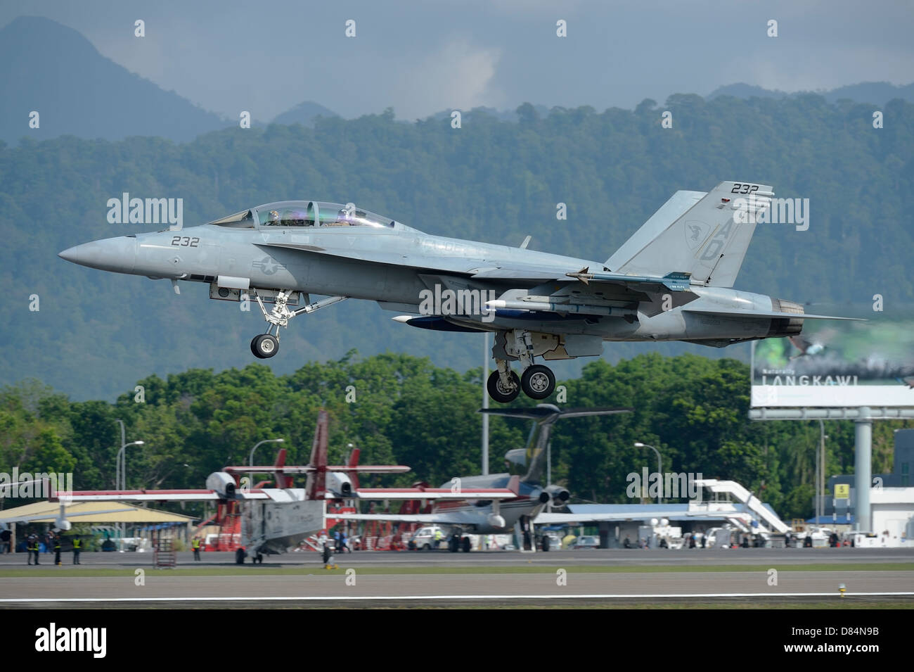 Marzo 26, 2013 - Un F/A-18 Super Hornet de la Marina estadounidense despegar del aeropuerto de Langkawi, Malasia. Foto de stock