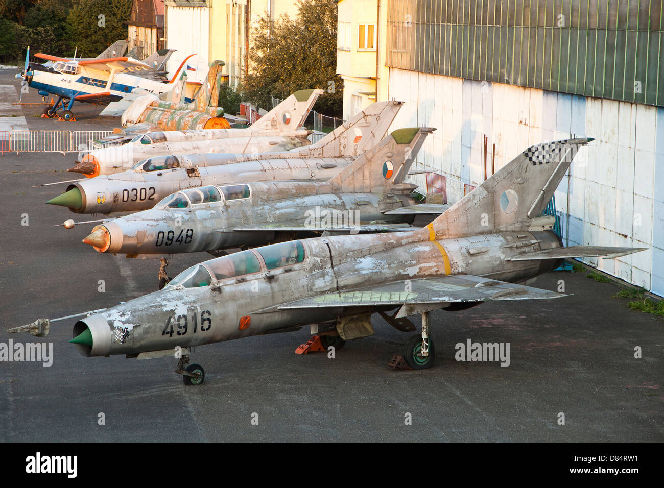 una-fila-de-abandonados-aviones-mig-de-la-fuerza-aerea-checa-letany-aerodromo-republica-checa-d84rw1.jpg