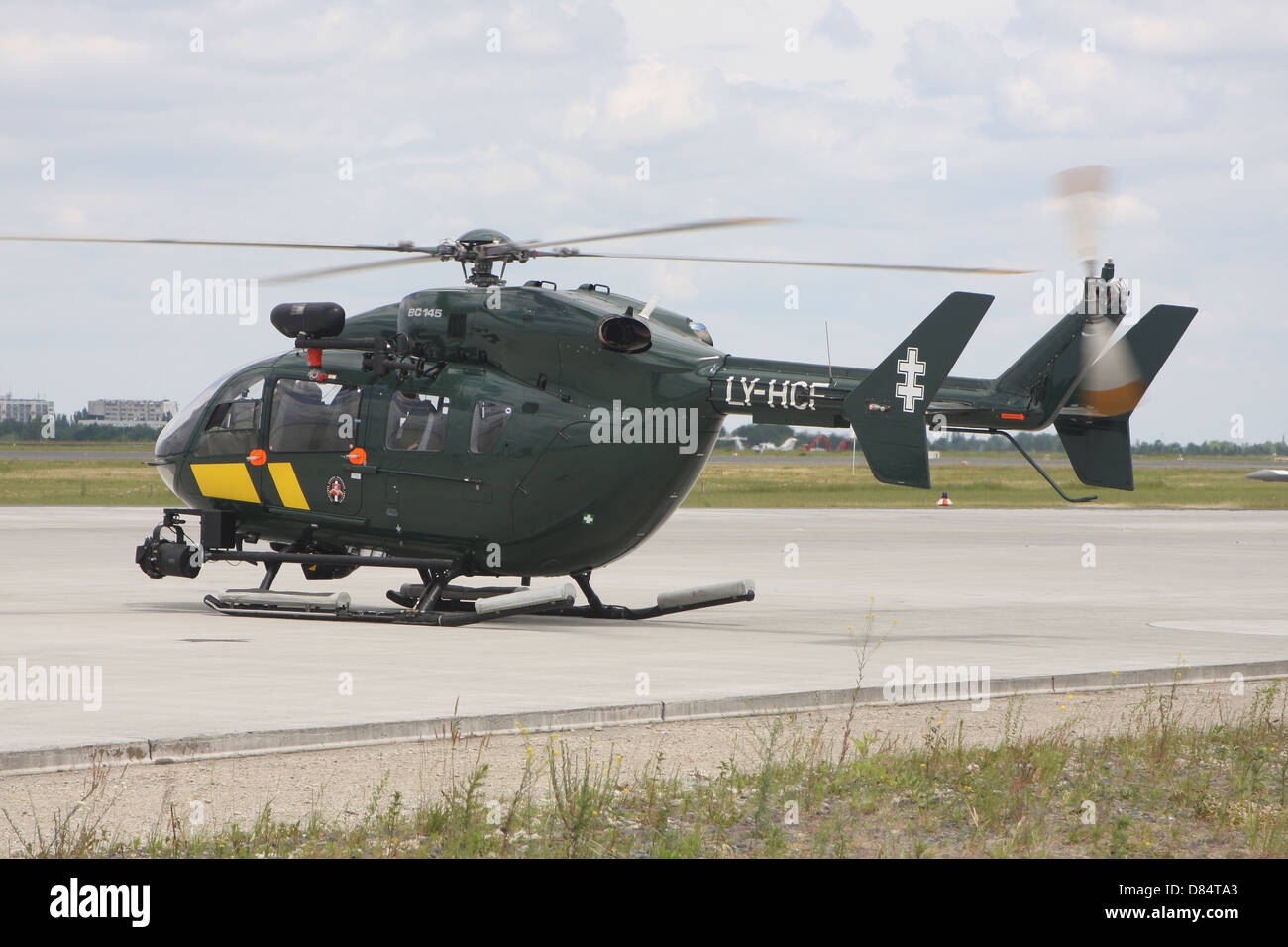 Un Eurocopter EC145, un helicóptero de la Guardia Fronteriza del Estado Lituano, servicio, el aeropuerto de Schoenefeld, Alemania. Foto de stock