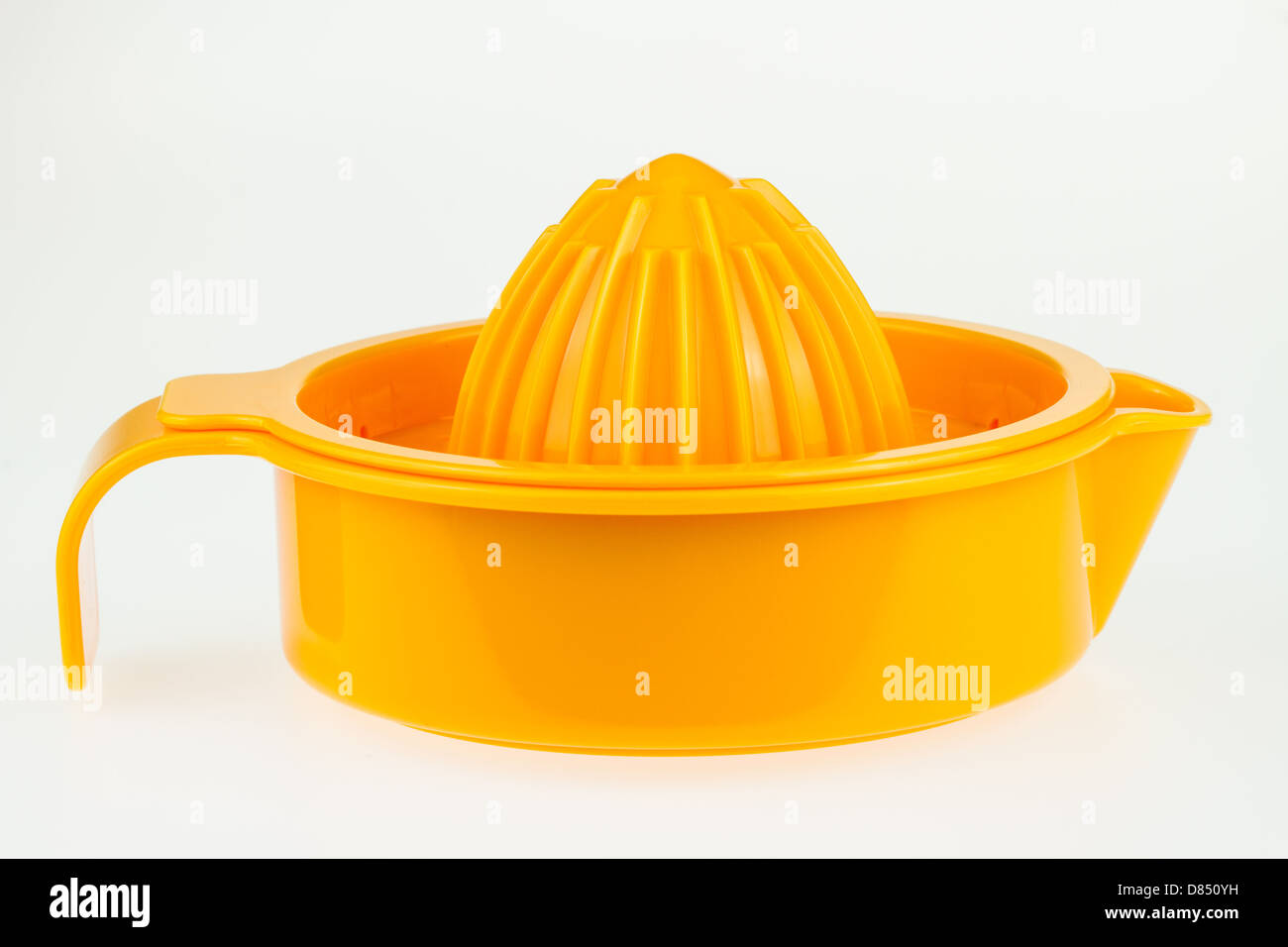 Exprimidor de plástico naranja aislado sobre un fondo blanco Fotografía de  stock - Alamy