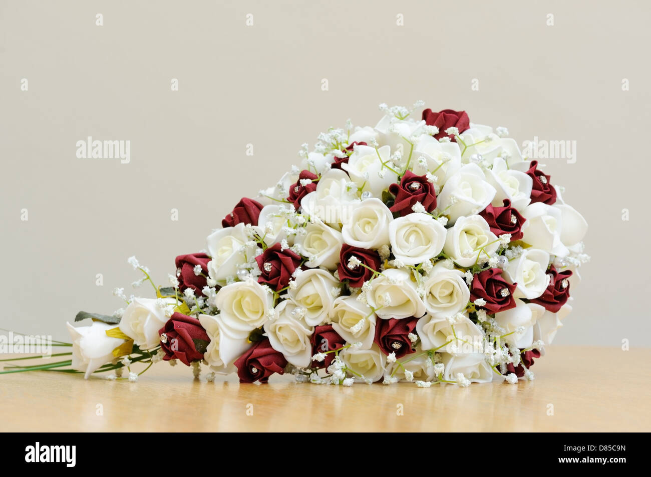 Bouquet de rosas blancas y rojas artificiales para novia Fotografía de  stock - Alamy