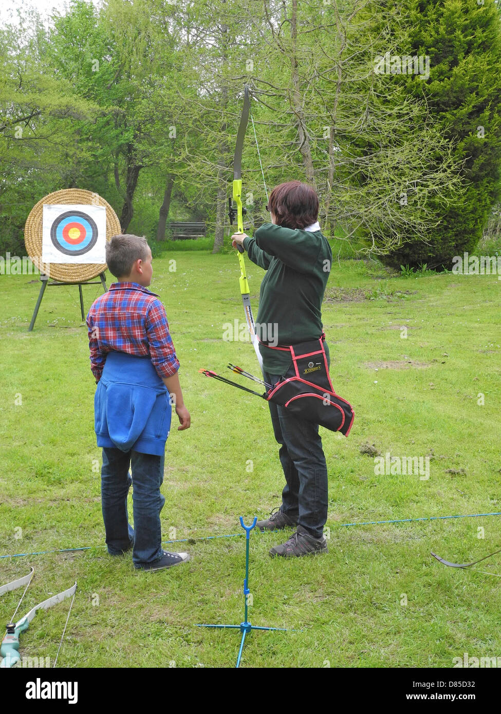 Un joven aprender el tiro con arco. Ningún modelo de versiones sólo para uso editorial Foto de stock