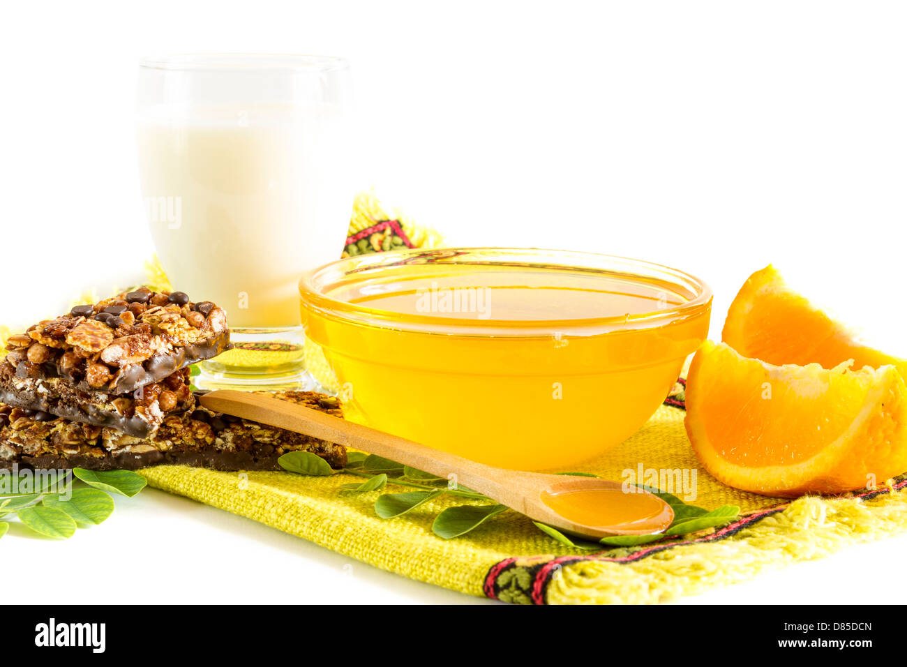 Desayuno saludable con miel, leche y cereales bares Foto de stock